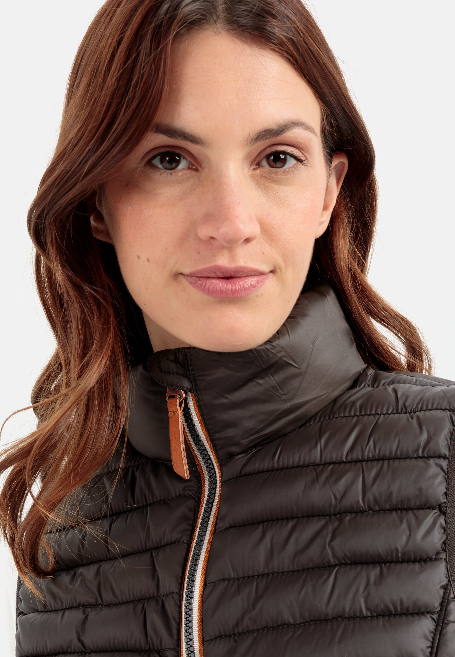 Damen Steppweste aus 100% recyceltem Material Braun getragen detailliert nah