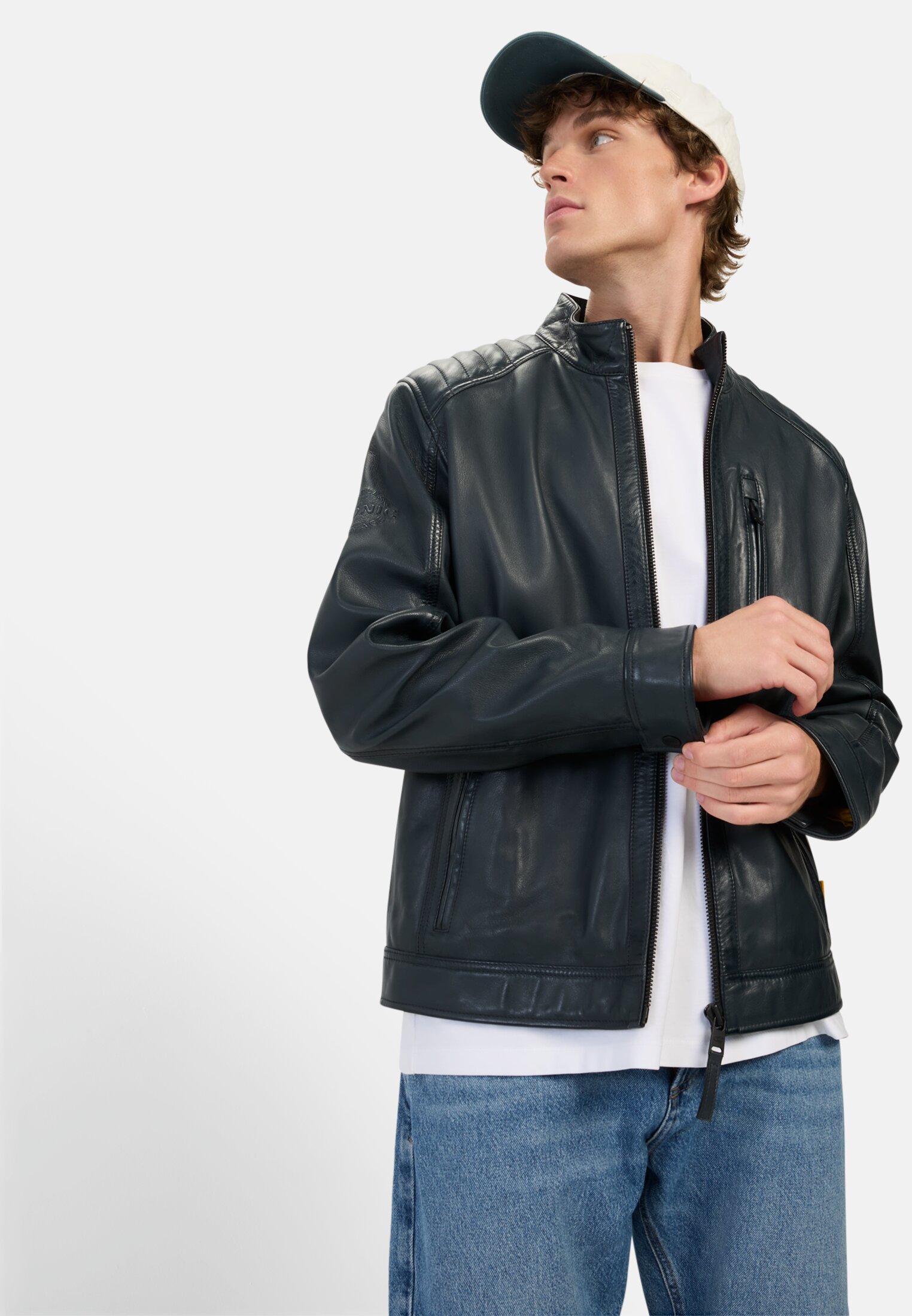 Herren Lederjacke mit Reißverschlusstaschen Dunkelblau getragen emotional