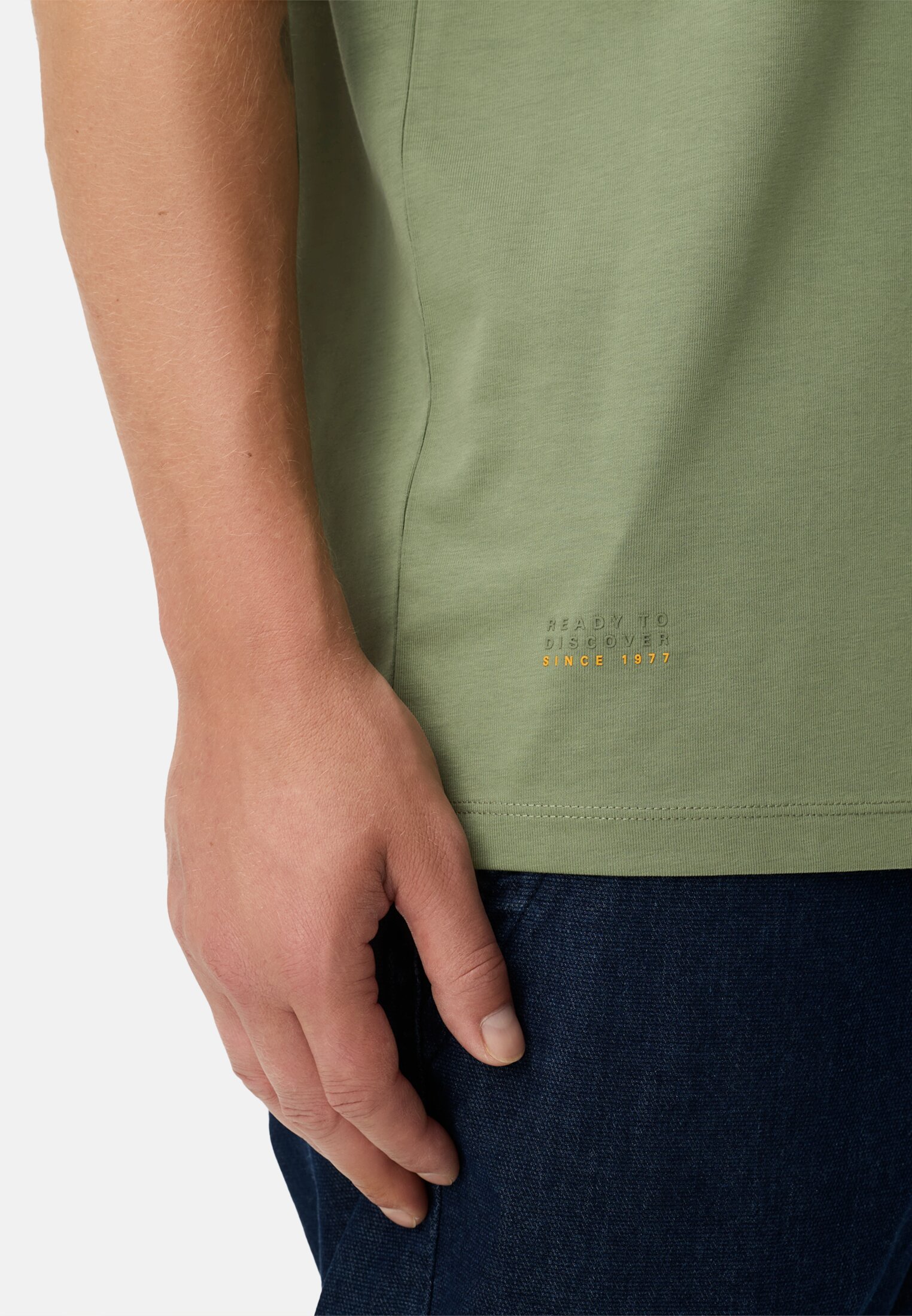 Men FleXXXactive© T-shirt with 4-way stretch Leaf green worn detail close