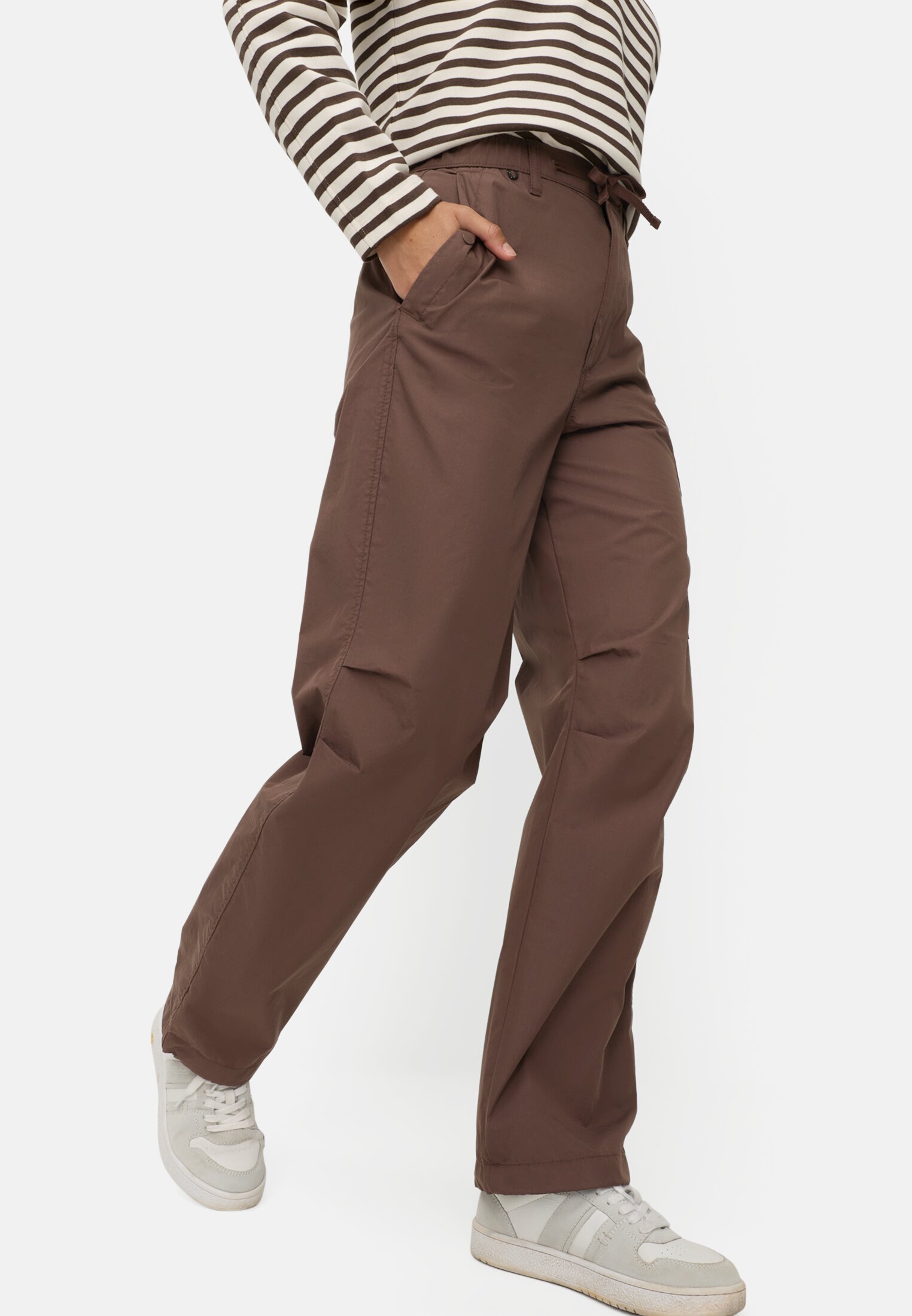 Damen Cargo Hose mit Tunnelzug Braun getragen emotional