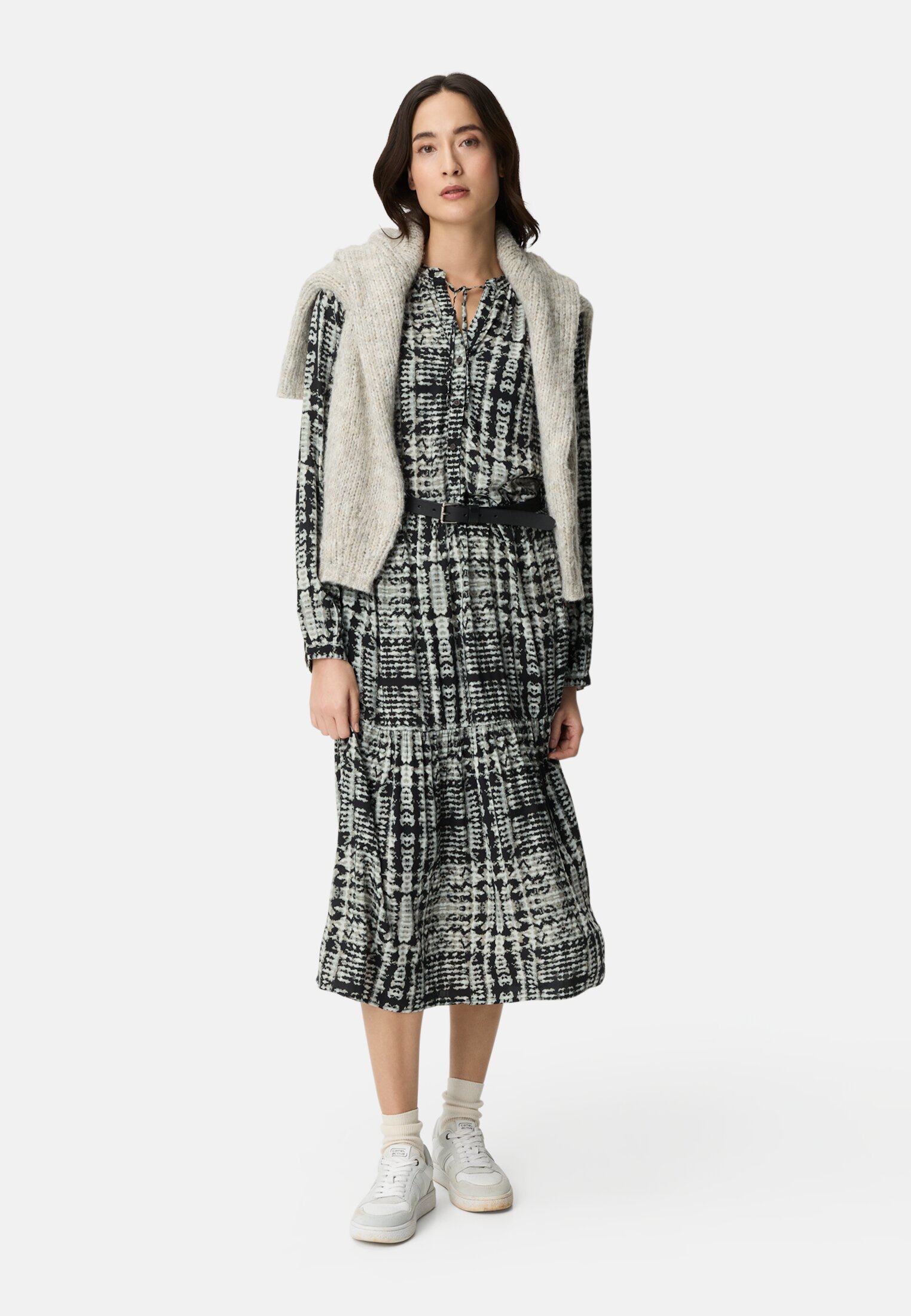 Women Long-sleeved dress made of pure viscose Caviar AOP worn front full body