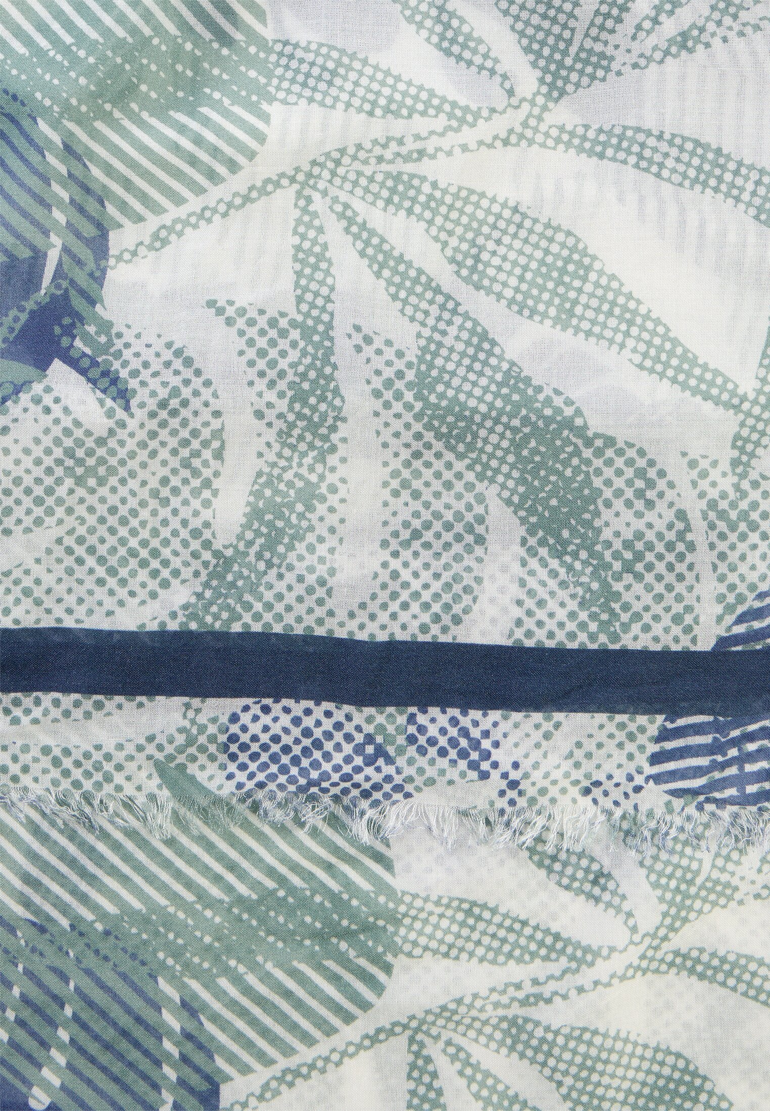 Vrouwen Sjaal met all-over print Oceanblauw front dichtbij