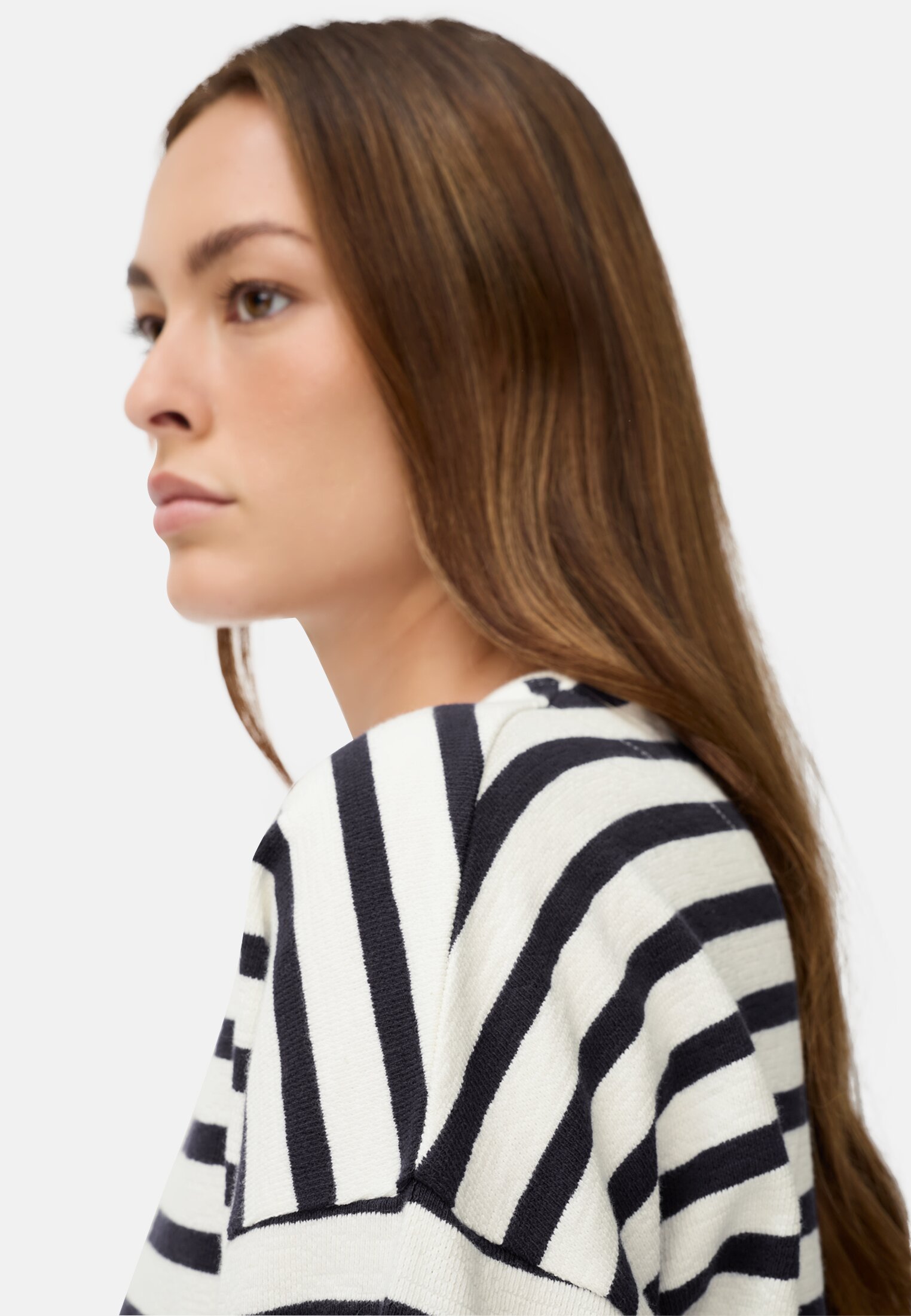 Damen Langarmshirt mit Knopfverschluss Blau gestreift getragen detailliert nah
