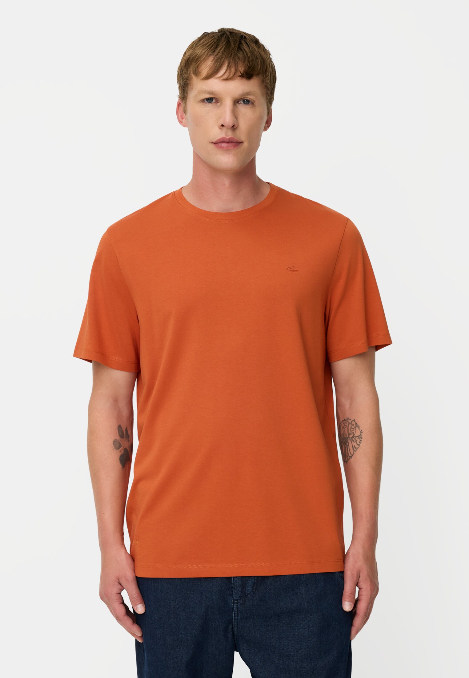 Herren fleXXXactive© T-Shirt mit 4-Wege-Stretch Orange getragen vorn