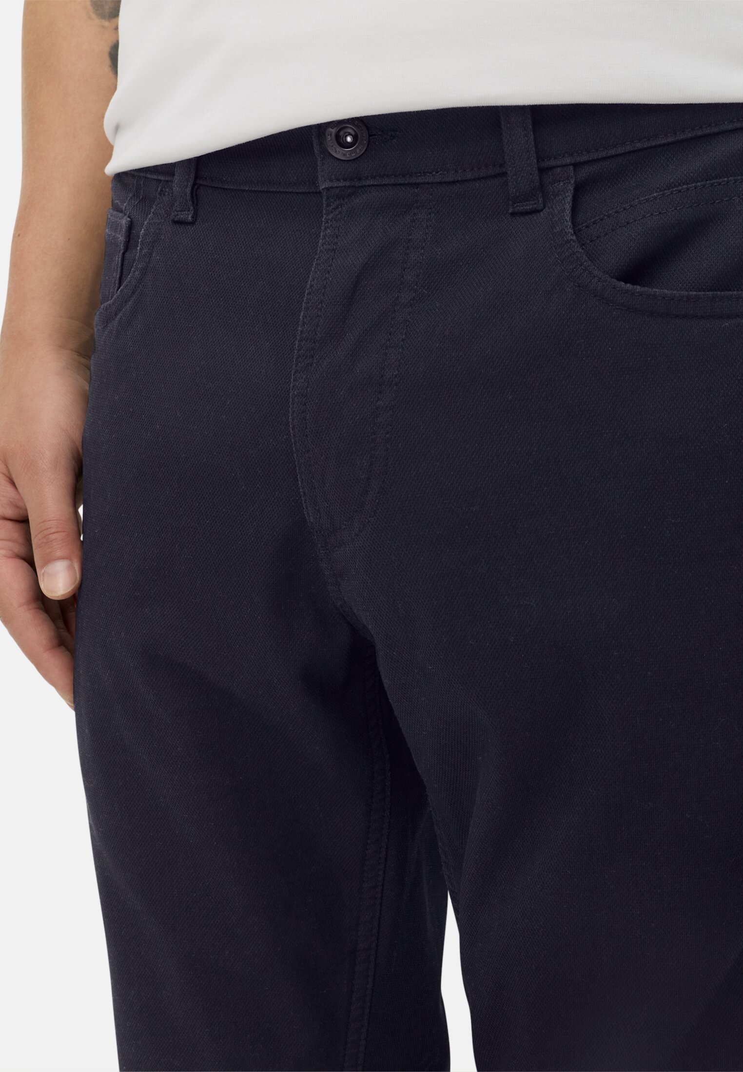 Herren Relaxed Fit Hose mit wärmenden Futter Dunkelblau getragen detailliert nah