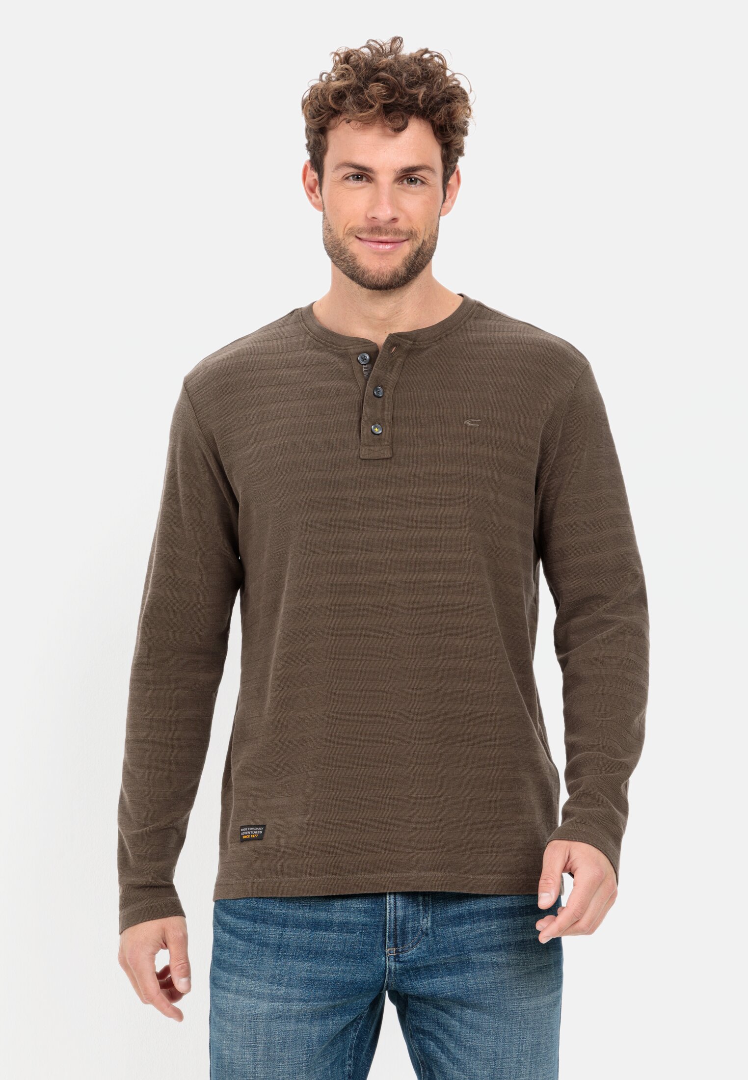 Herren Langarm Henleyshirt aus reiner Baumwolle Braun getragen vorn