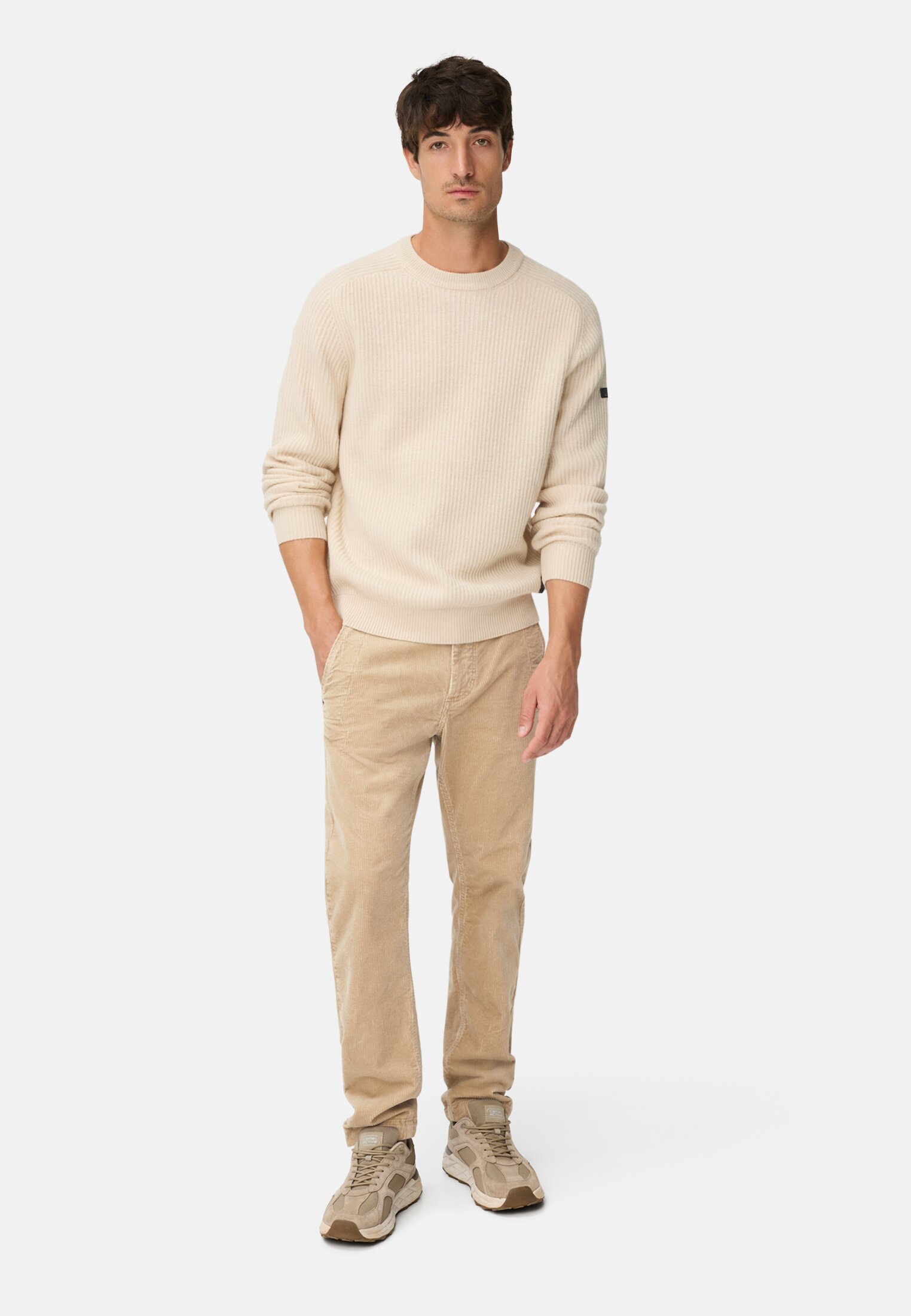 Herren Regular Fit Chino Hose aus Cord Beige getragen vorne Ganzkörper