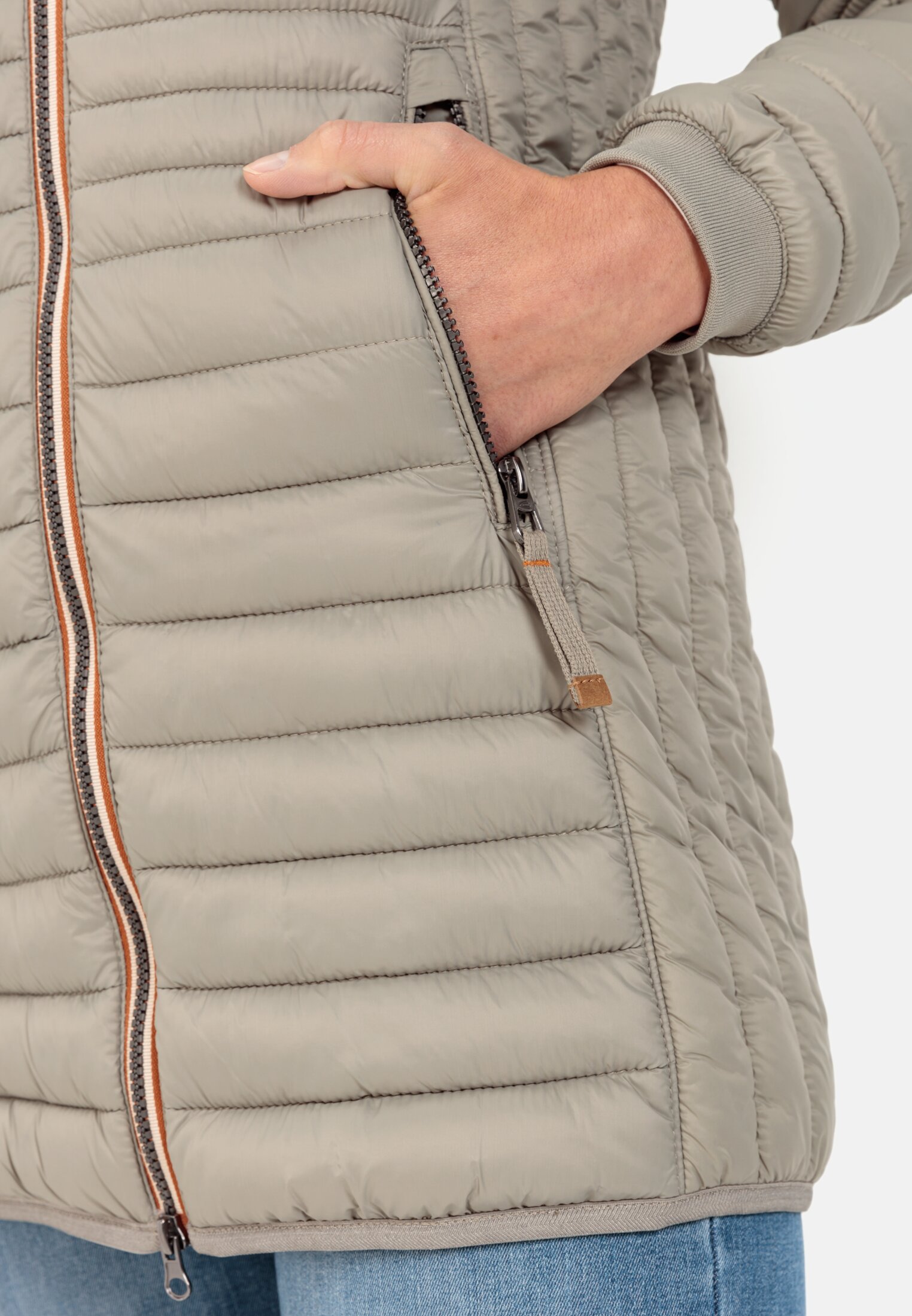 Damen Lange Steppjacke mit abnehmbarer Kapuze Grün getragen detailliert nah