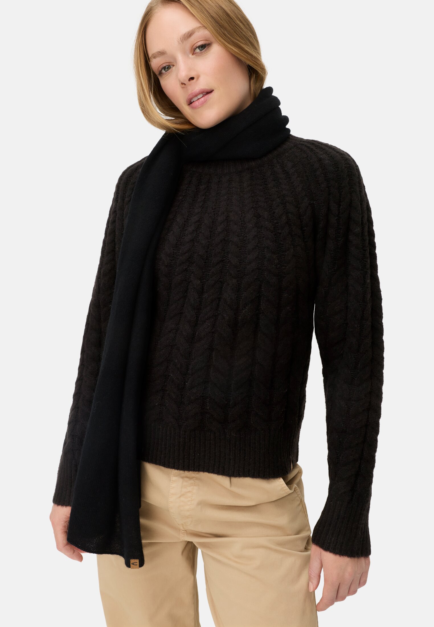 Damen Strickpullover mit Rundhalskragen Kaviar getragen emotional