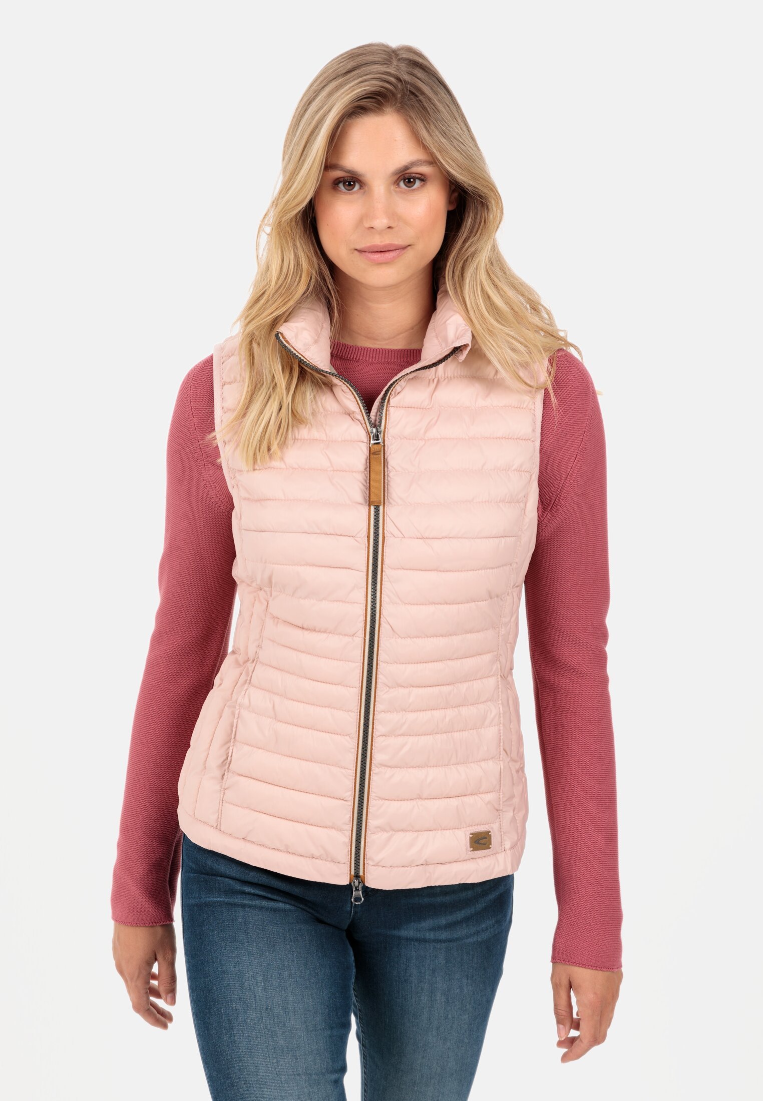 Damen Steppweste aus 100% recyceltem Material Rose getragen vorn