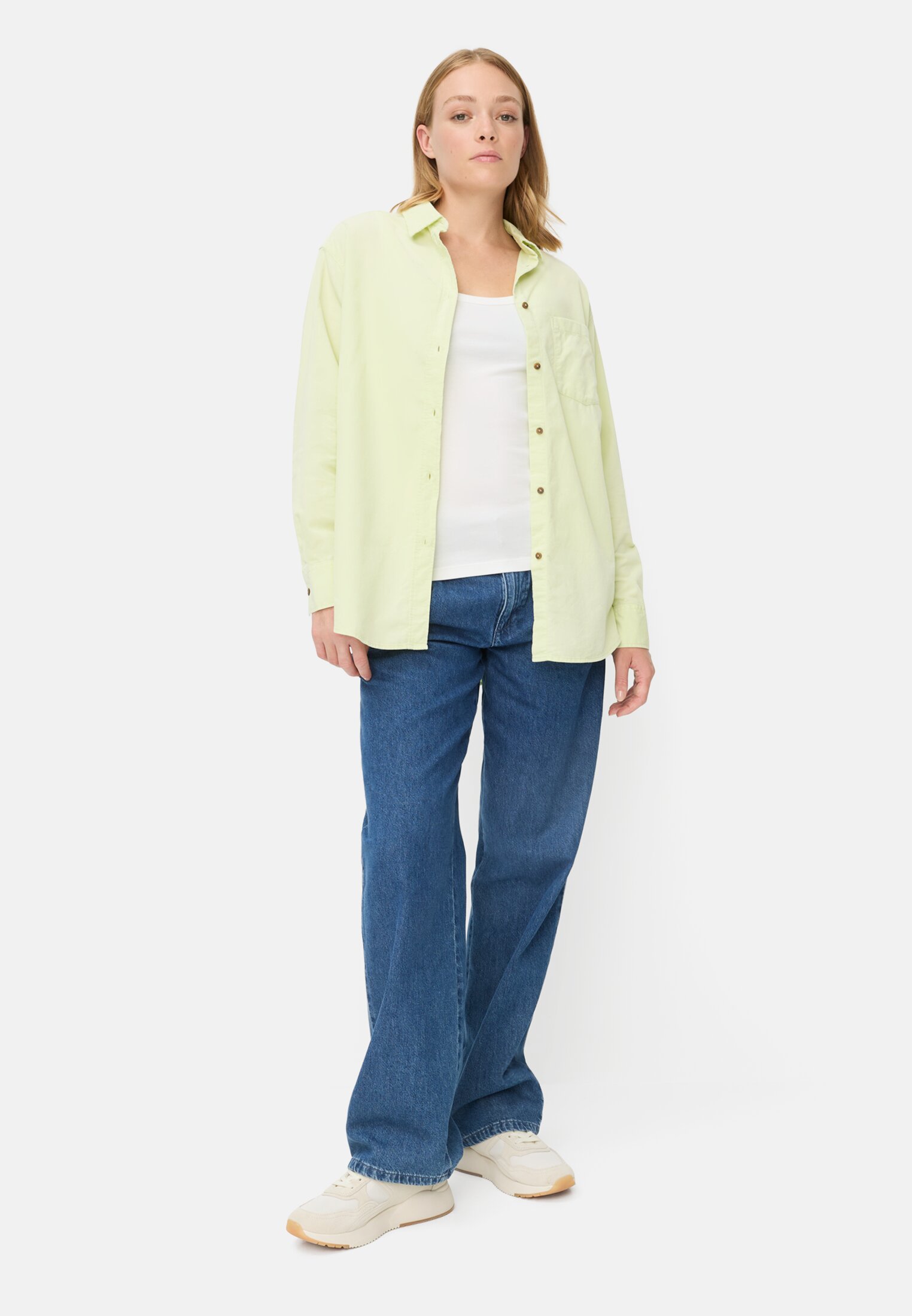 Damen Bluse mit Brusttasche Limettengrün getragen vorne Ganzkörper