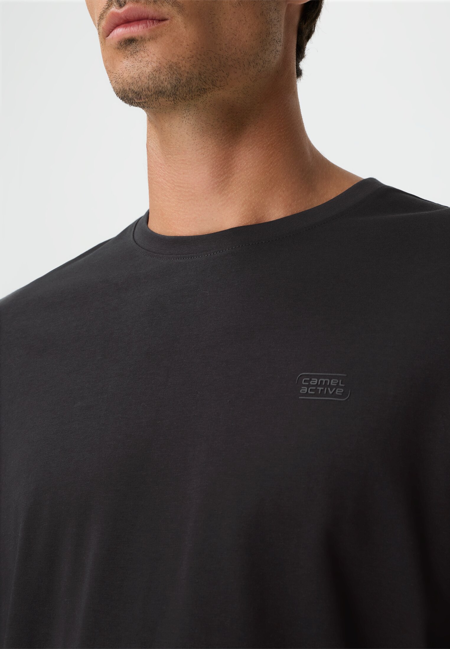 Herren fleXXXactive® Langarmshirt aus einem Baumwollmix Schwarz getragen detailliert nah