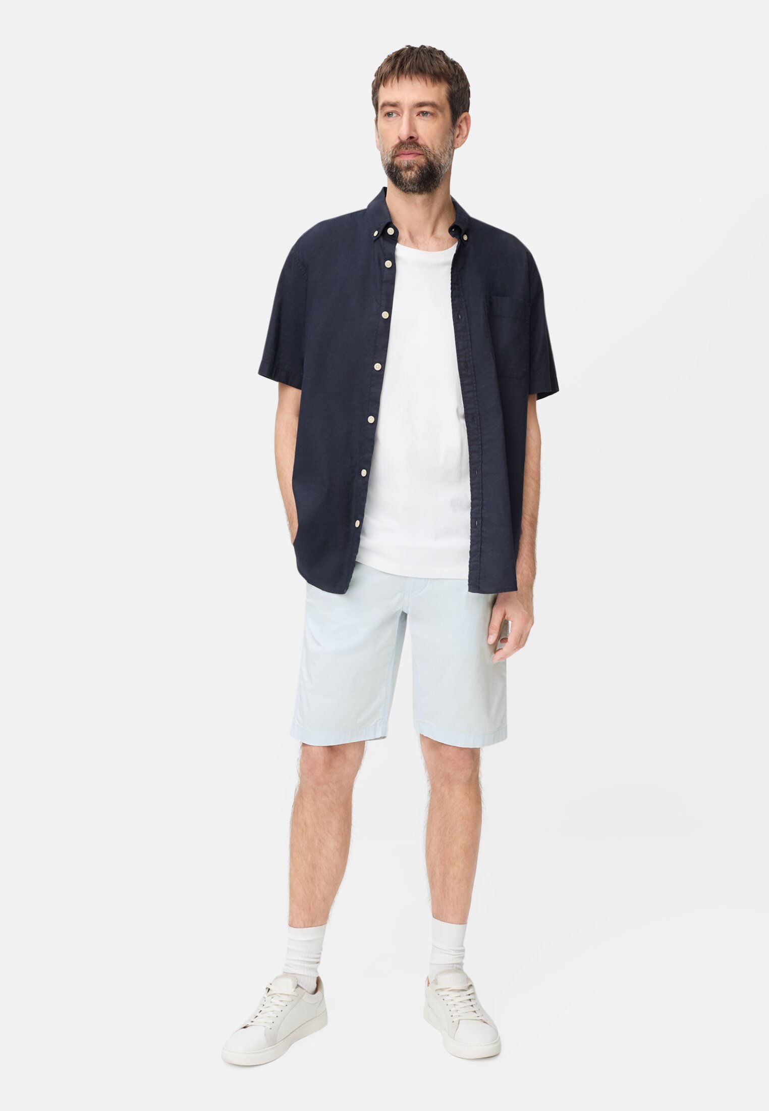 Herren Bermuda Shorts mit Reißverschluss Himmelblau getragen vorne Ganzkörper