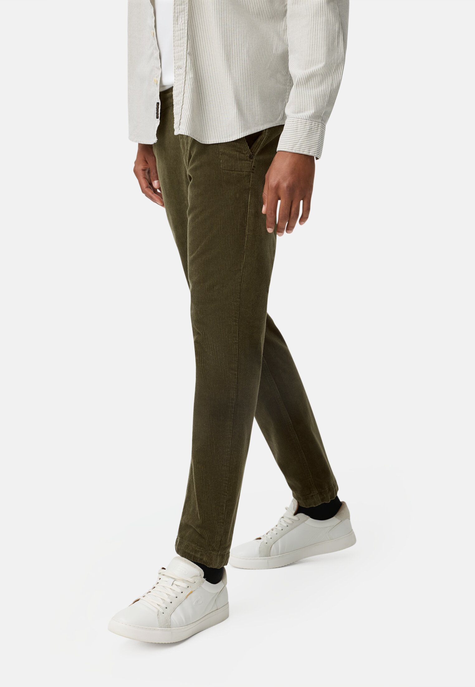 Herren Regular Fit Chino Hose aus Cord Waldgrün getragen emotional