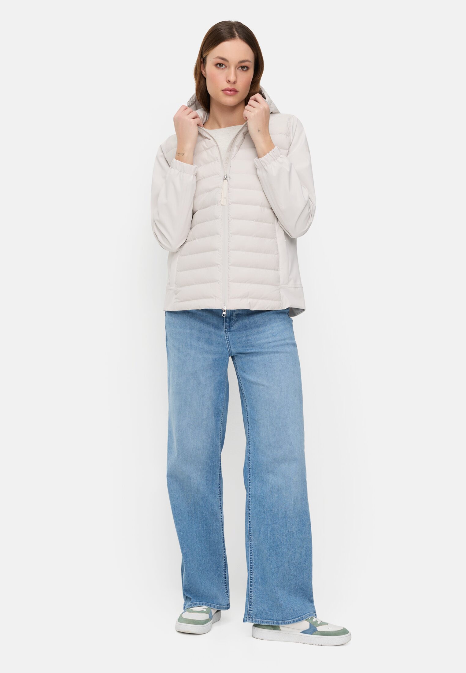 Damen teXXXactive® Blouson mit verstellbarer Kapuze Perlweiß getragen vorne Ganzkörper