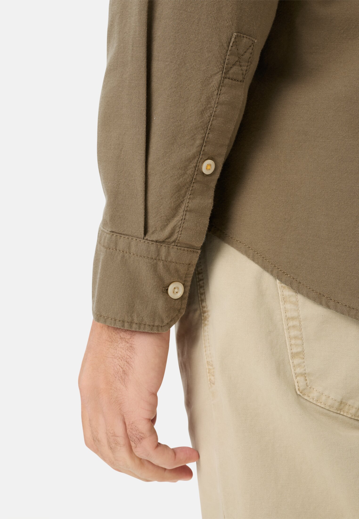 Herren Langarmhemd mit Brusttasche Olivgrün getragen detailliert nah