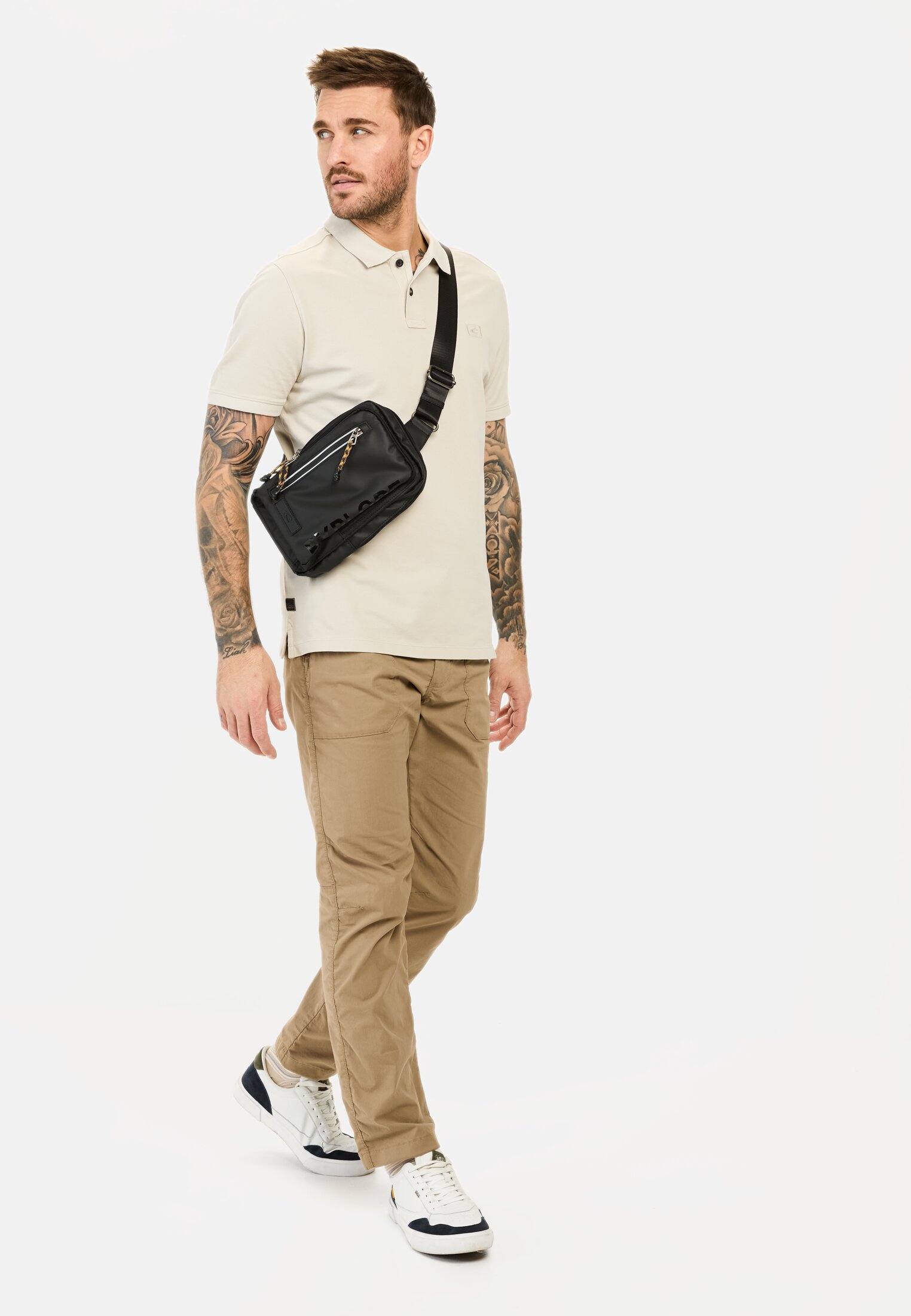 MI_09920-5P00-16_M3-00 Herren Kurzarm Poloshirt aus Baumwolle Beige getragen vorne Ganzkörper