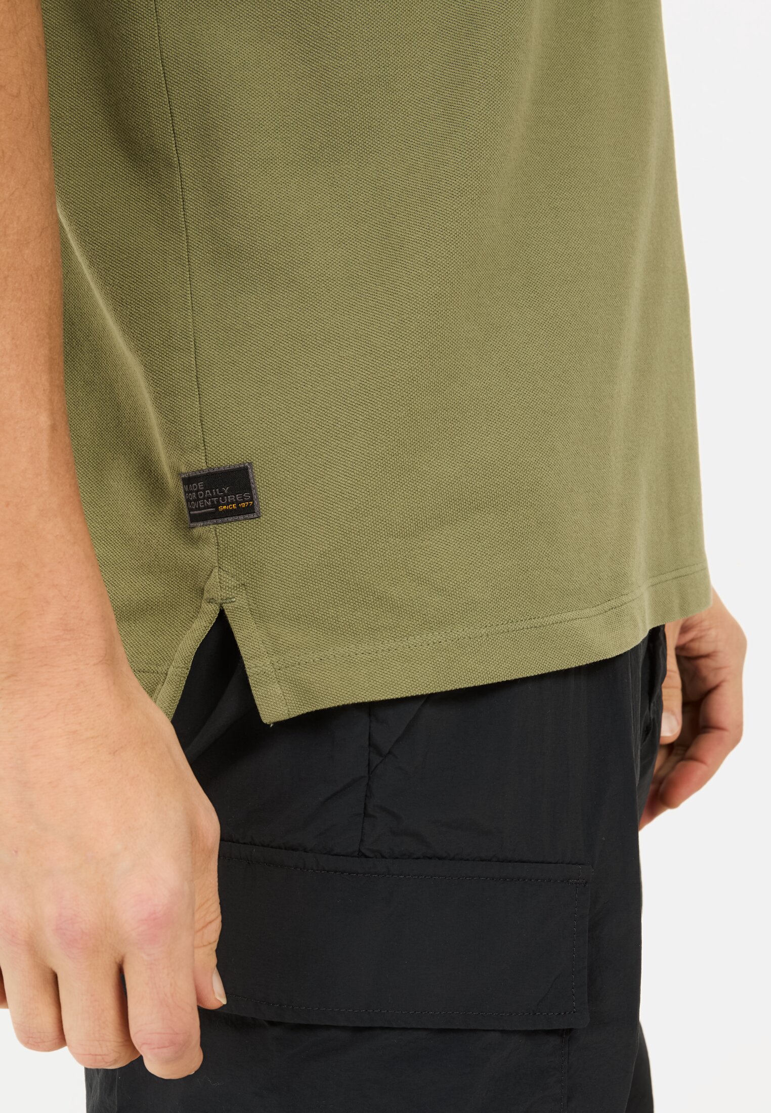 MI_09920-5P00-34_M5-00 Men Short-sleeve polo shirt made of cotton Dark Green worn detail close