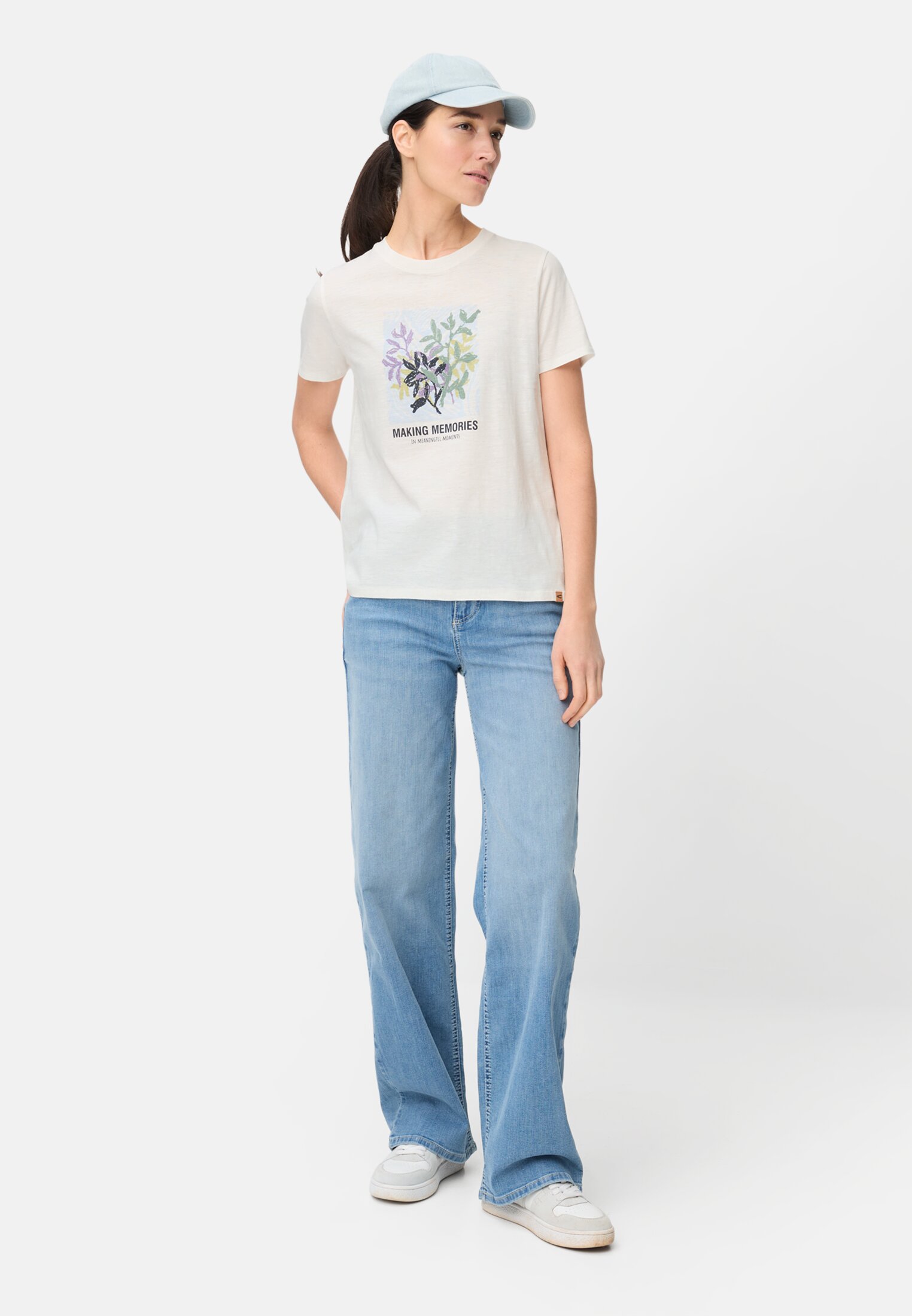 Damen T-Shirt aus reiner Baumwolle Milchweiß getragen vorne Ganzkörper