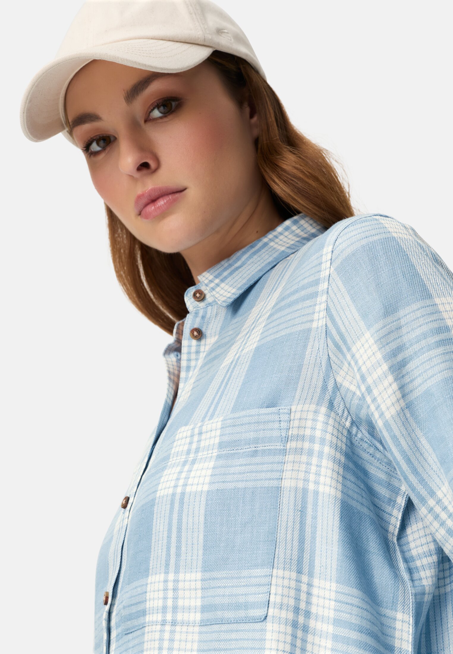 Damen Karierte Bluse mit Knopfleiste Hellblau getragen detailliert nah