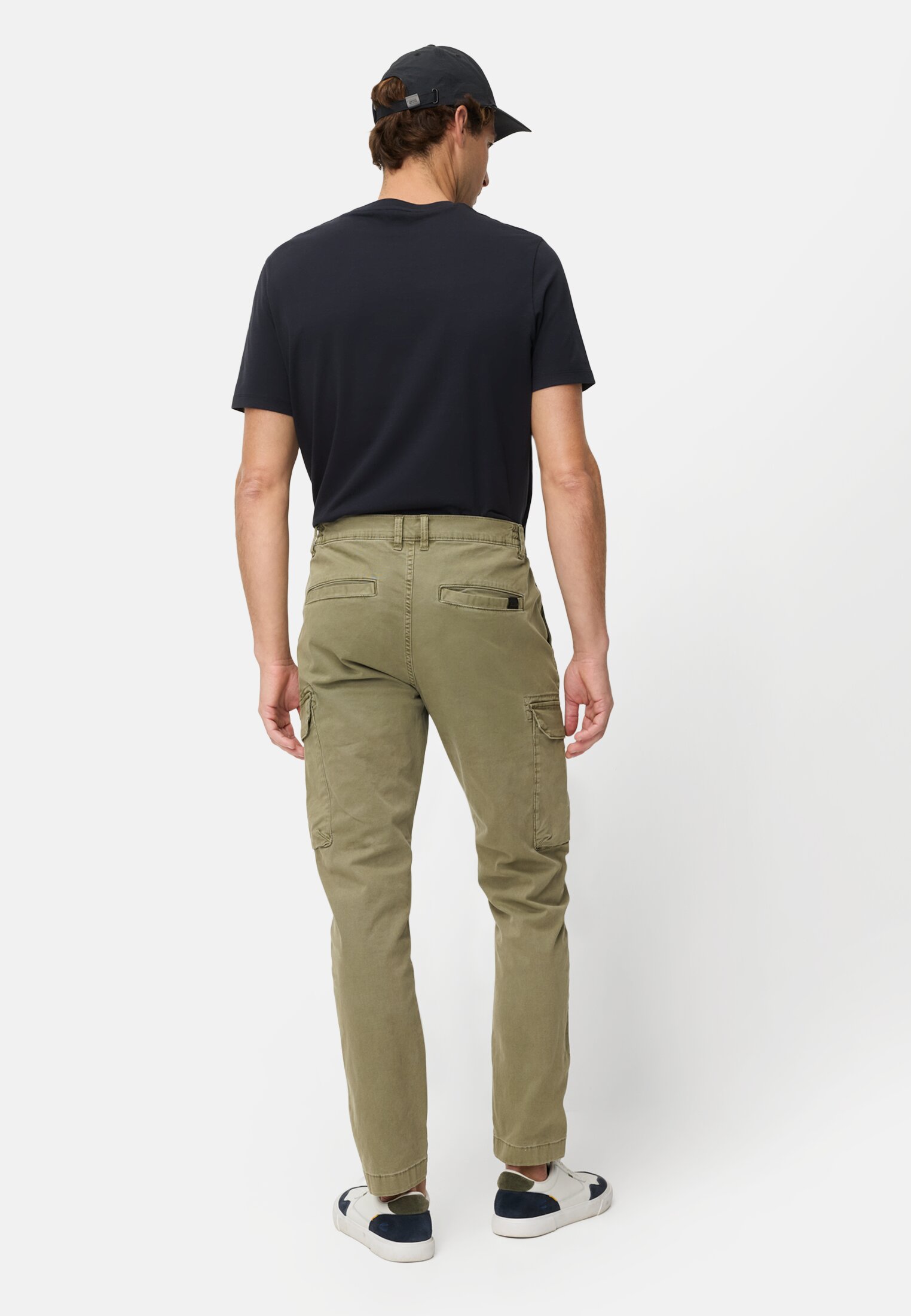 Heren Broek met elastische tailleband Olijfgroen gedragen achter