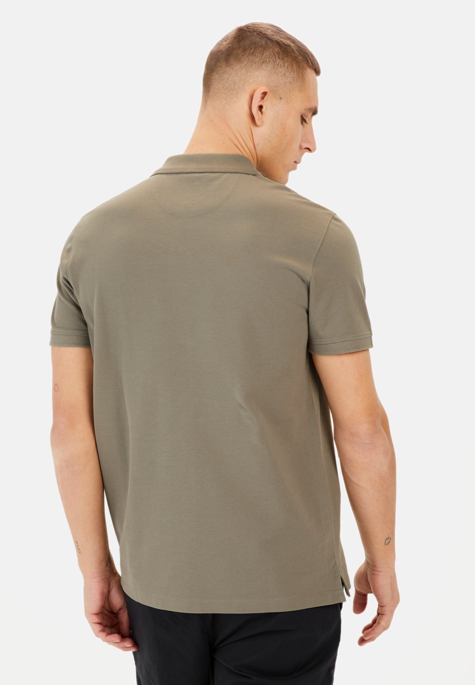 MI_0992F-5P93-31_M2-01 Herren Kurzarm Poloshirt aus Baumwolle Khaki getragen hinten