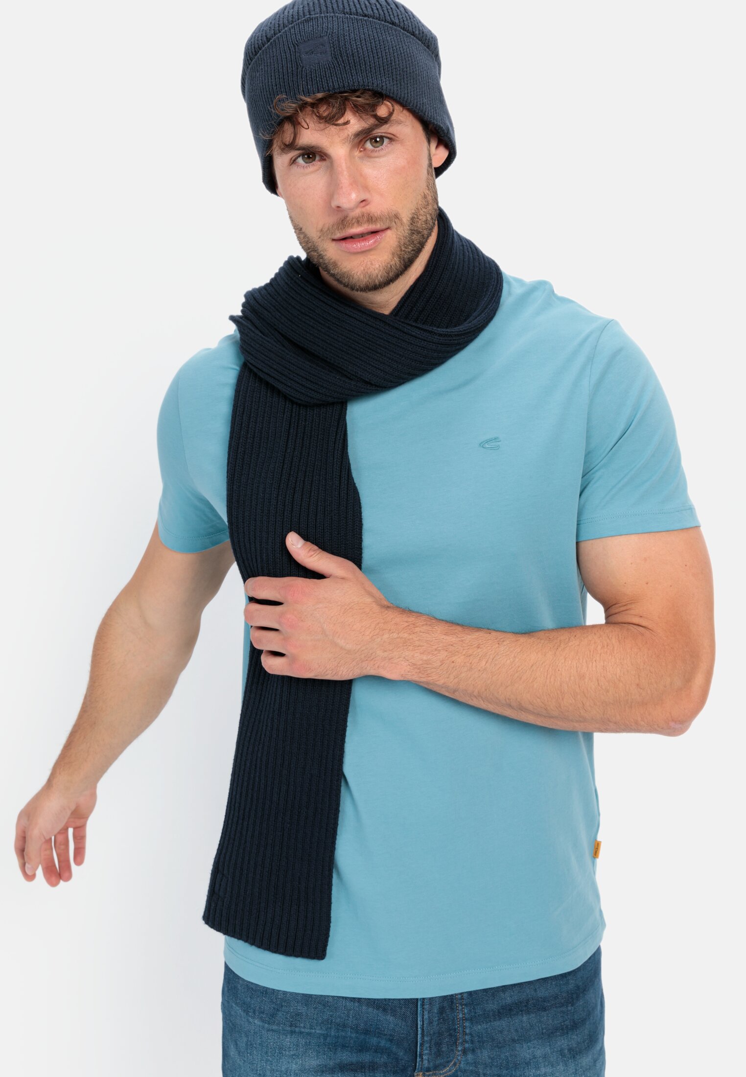 Herren Basic T-Shirt mit Rundhals aus Organic Cotton Hellblau getragen emotional