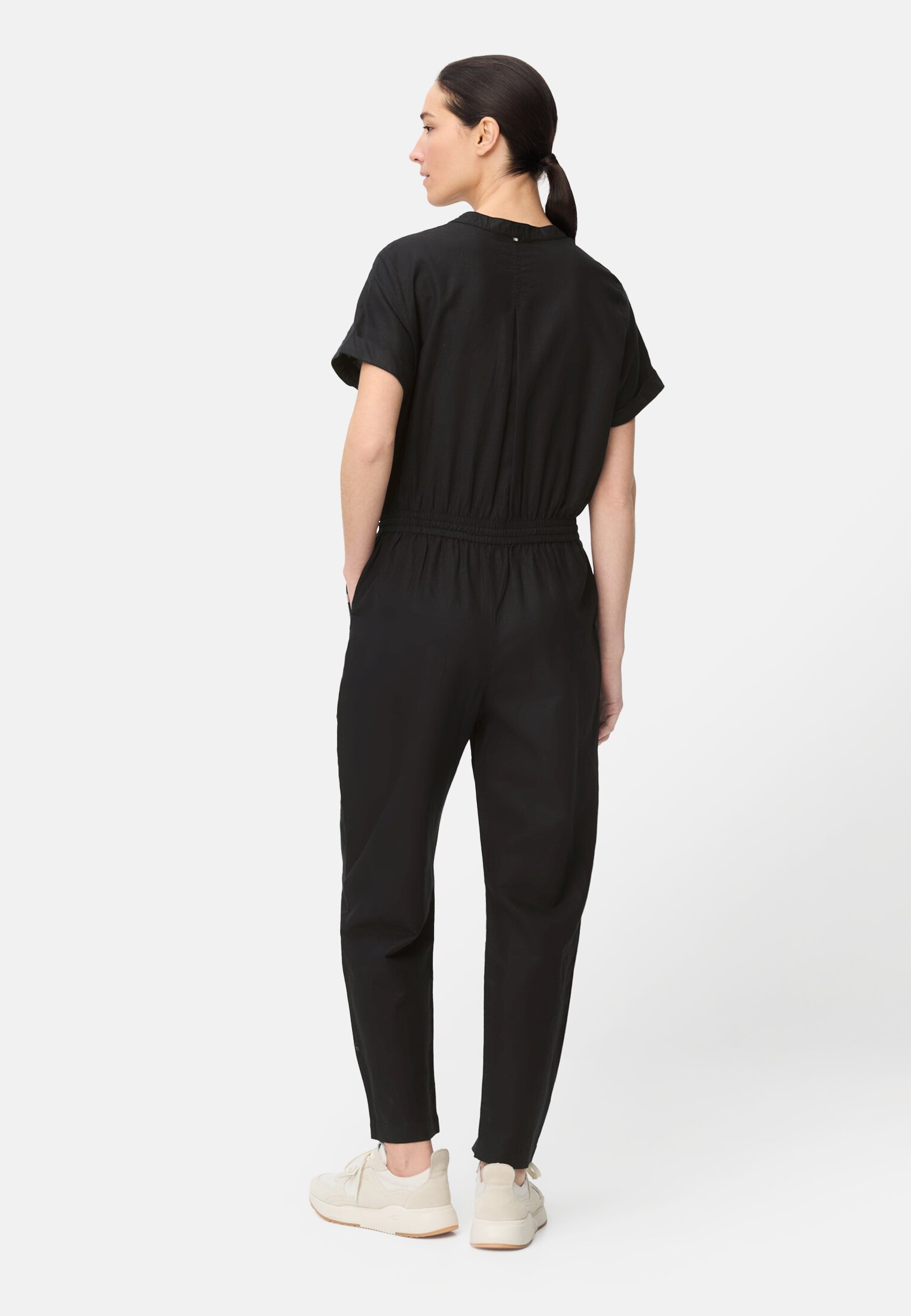 Damen Jumpsuit mit Knopfleiste Kaviar getragen hinten