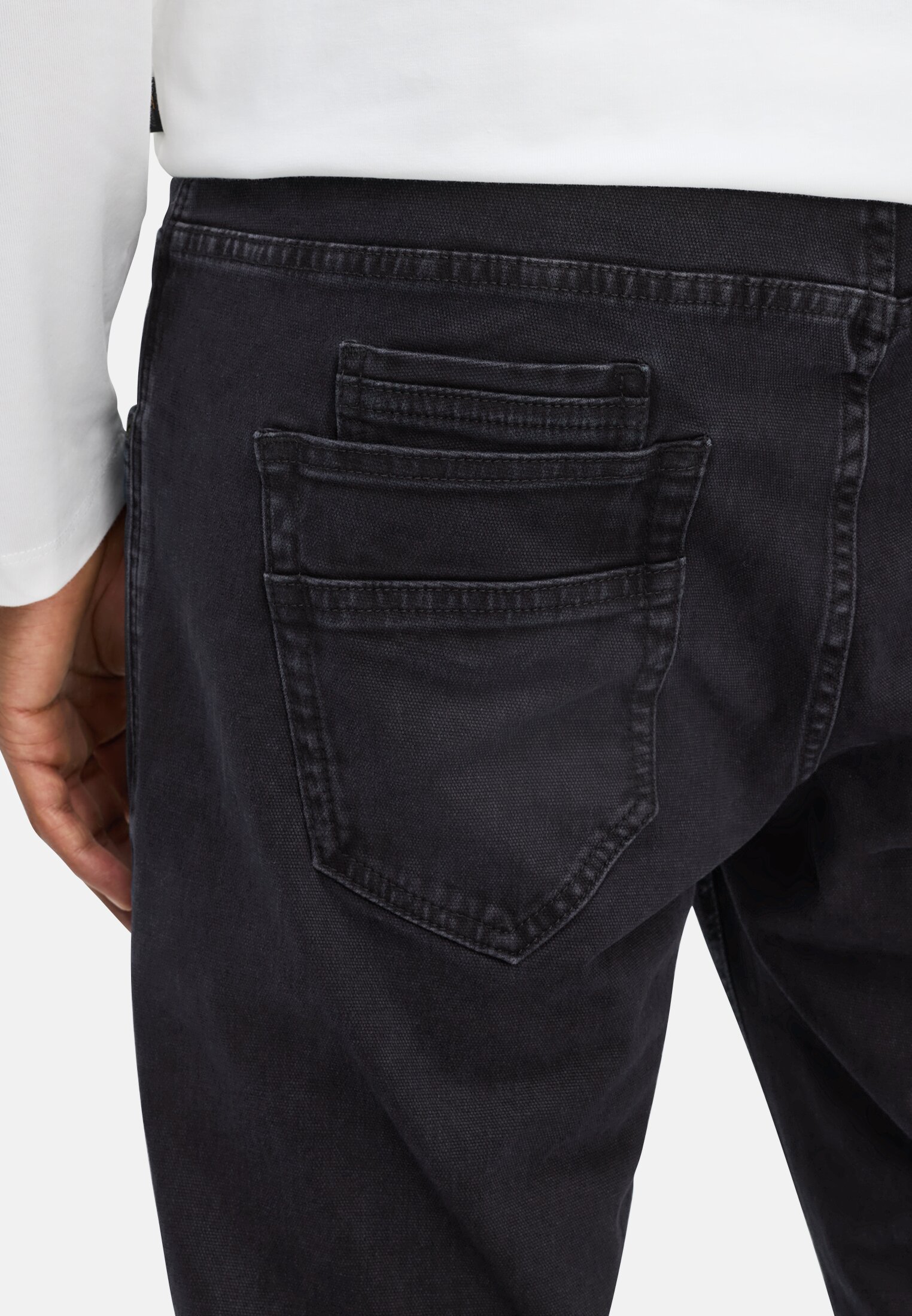 Herren 5-Pocket Relaxed Fit Hose aus Baumwoll-Mix Schwarz getragen detailliert nah