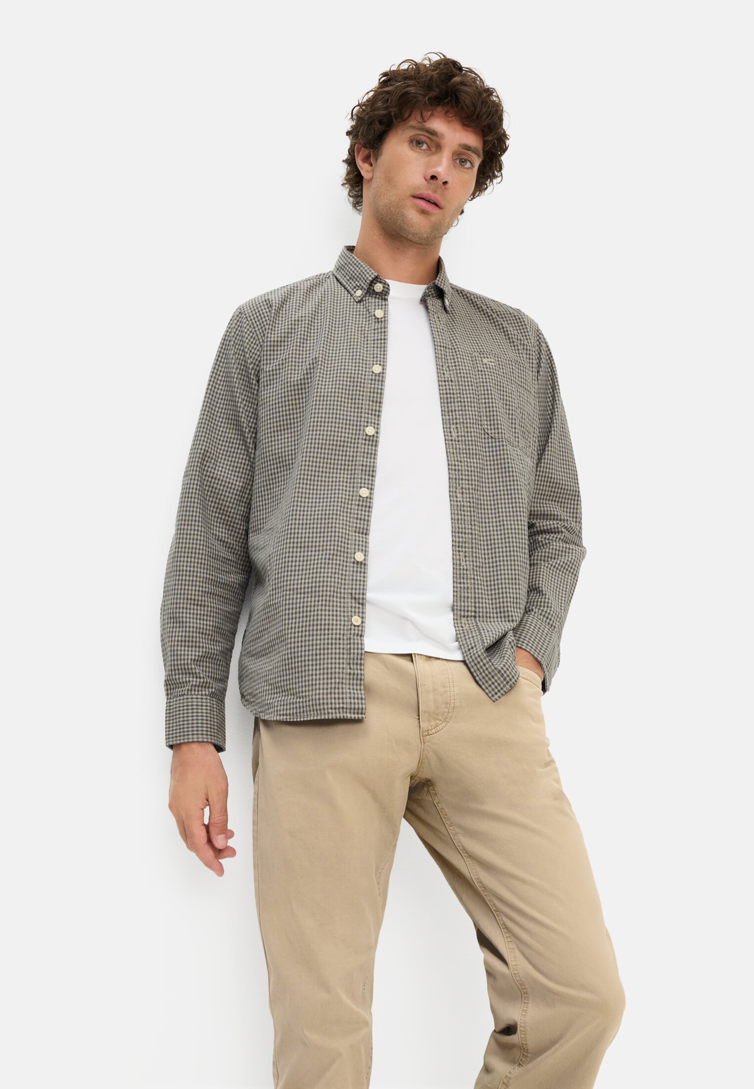 Herren Relaxed Fit 5-Pocket Hose Beige getragen emotional