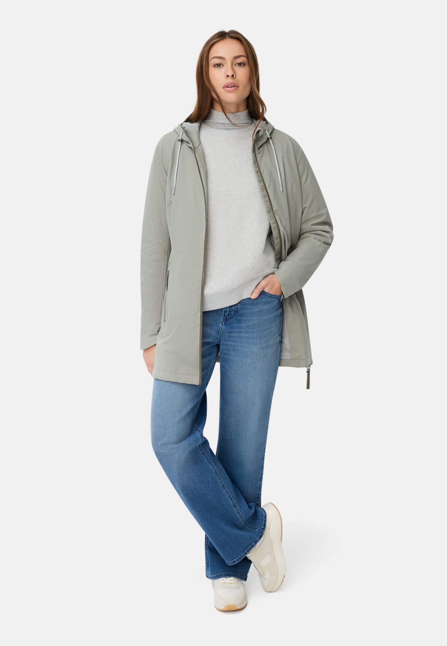 Damen Funktionsjacke aus leichtem Softshell und reflektierenden Details Dunkelsalbei getragen vorne Ganzkörper