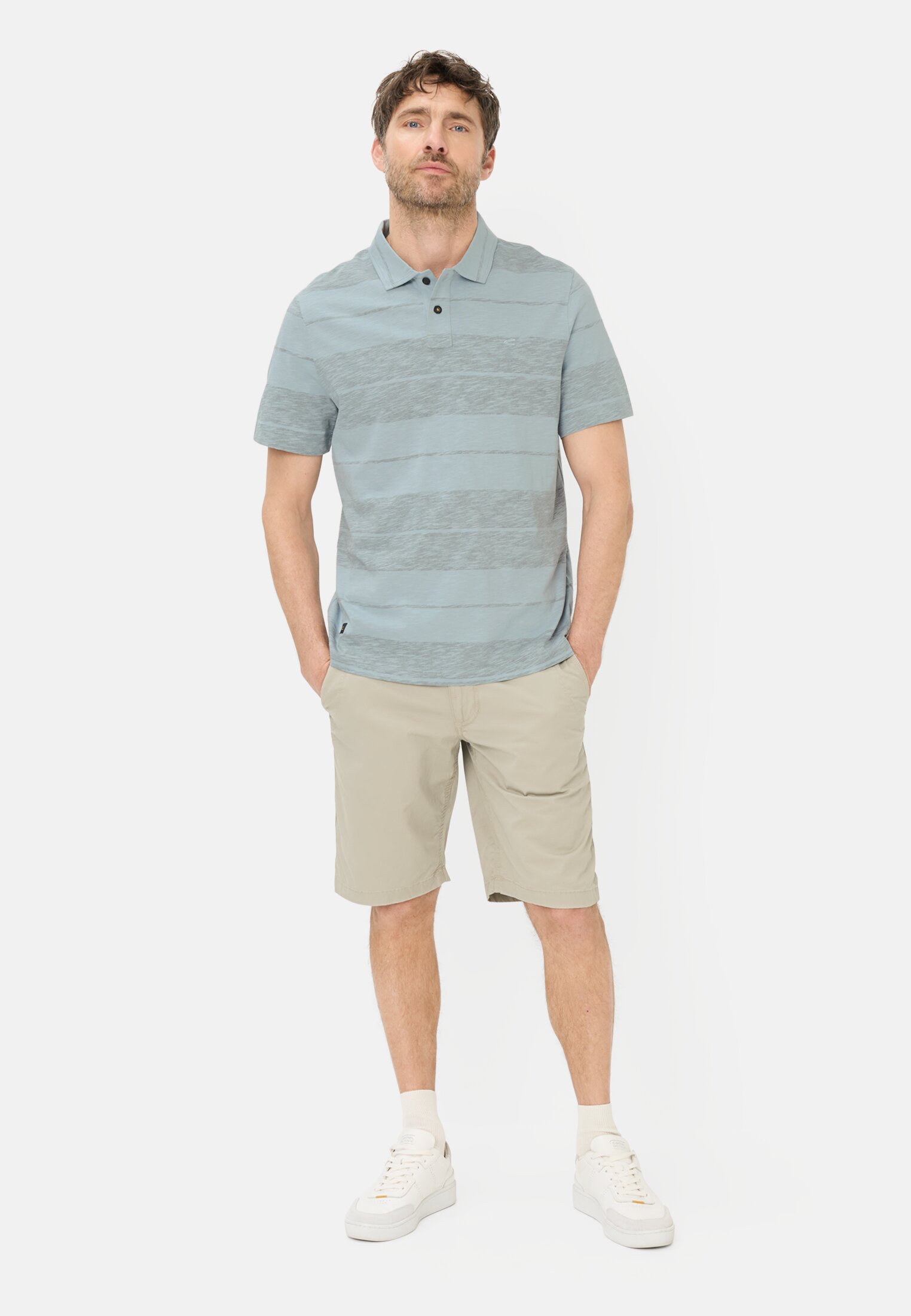 Herren Poloshirt aus reiner Baumwolle Sturmblau getragen vorne Ganzkörper