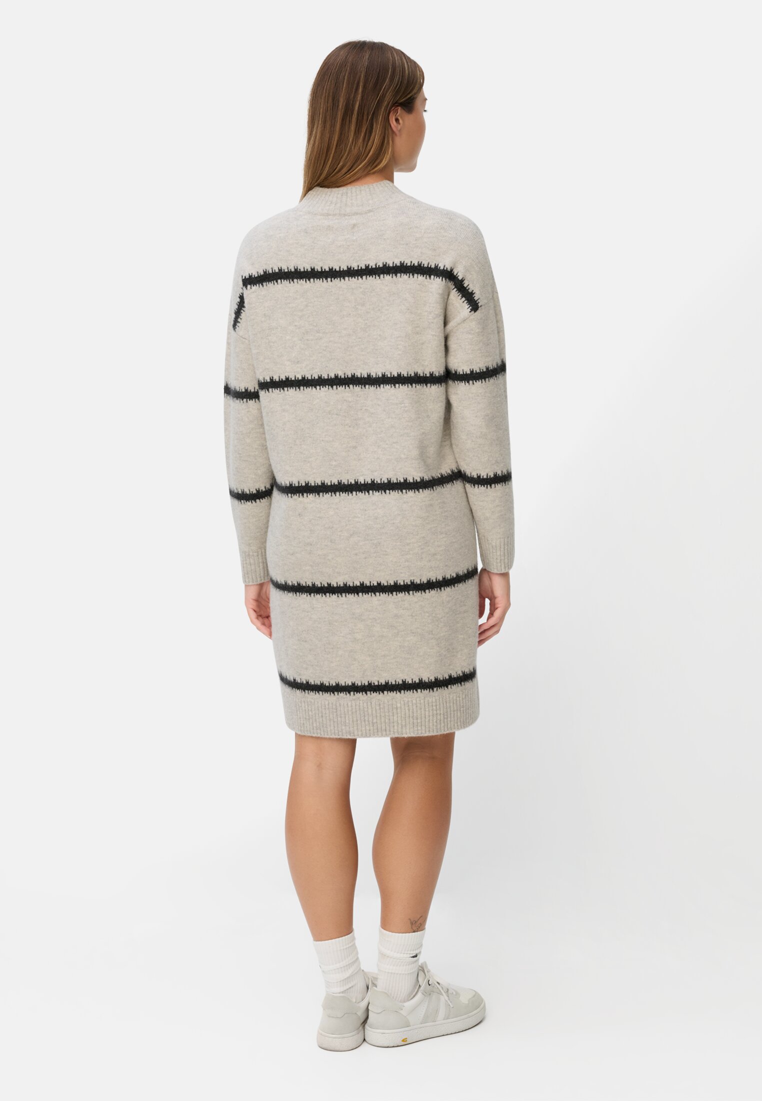 Vrouwen Gebreide jurk met opstaande kraag Beige gedragen achter