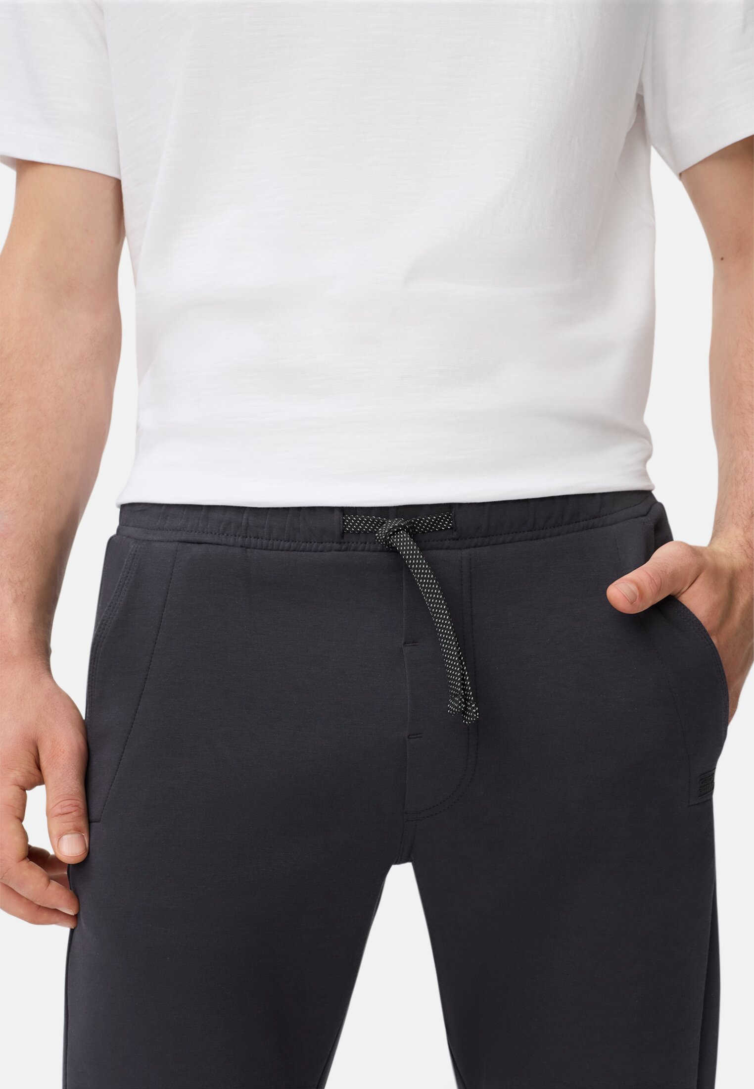 Heren fleXXXactive® Chino regular fit Marineblauw gedragen detail dichtbij  