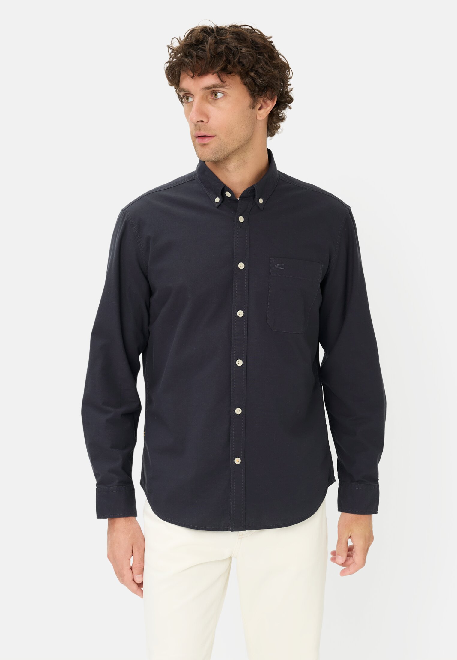 Herren Langarmhemd mit Brusttasche Navyblau getragen vorn