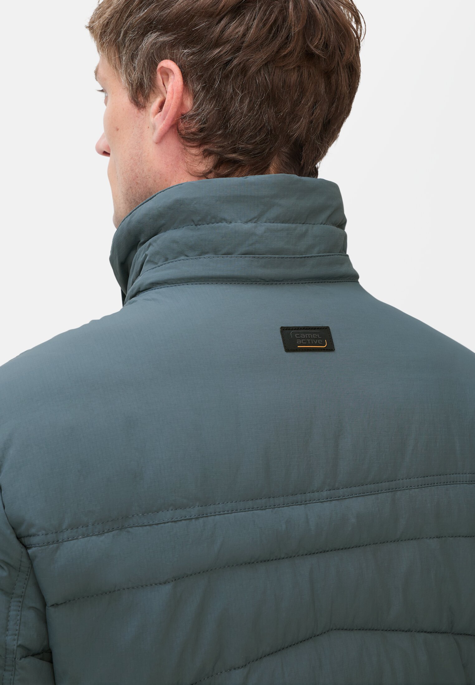 Herren Gesteppte Daunenjacke mit abnehmbarer Kapuze Blau getragen detailliert nah
