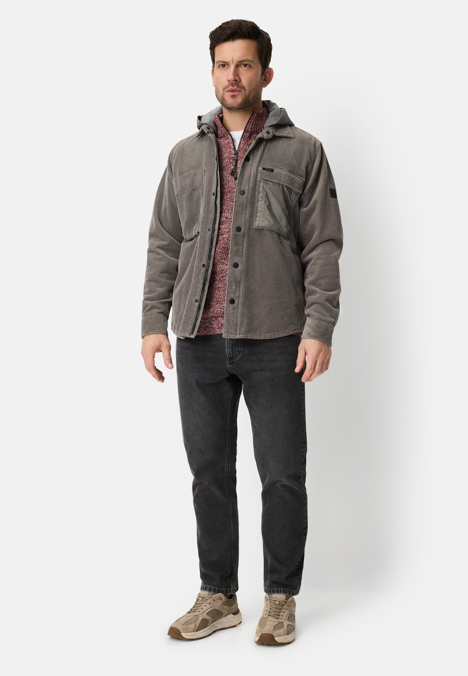 Herren Strick-Troyer mit melierter Struktur Bernsteinrot getragen vorne Ganzkörper