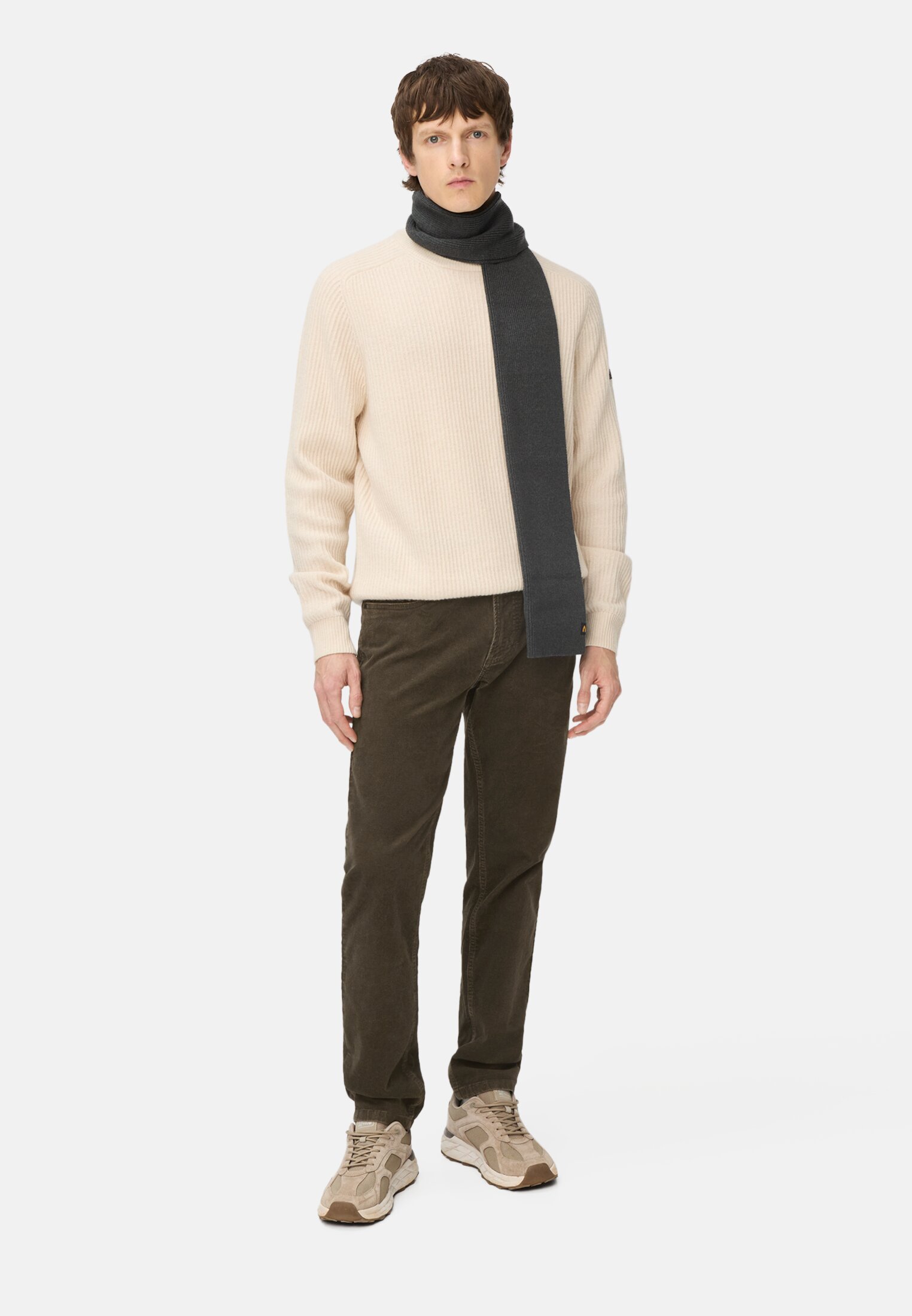 Herren 5-Pkt Regular Fit Hose aus Baumwollmix Dunkelbraun getragen vorne Ganzkörper