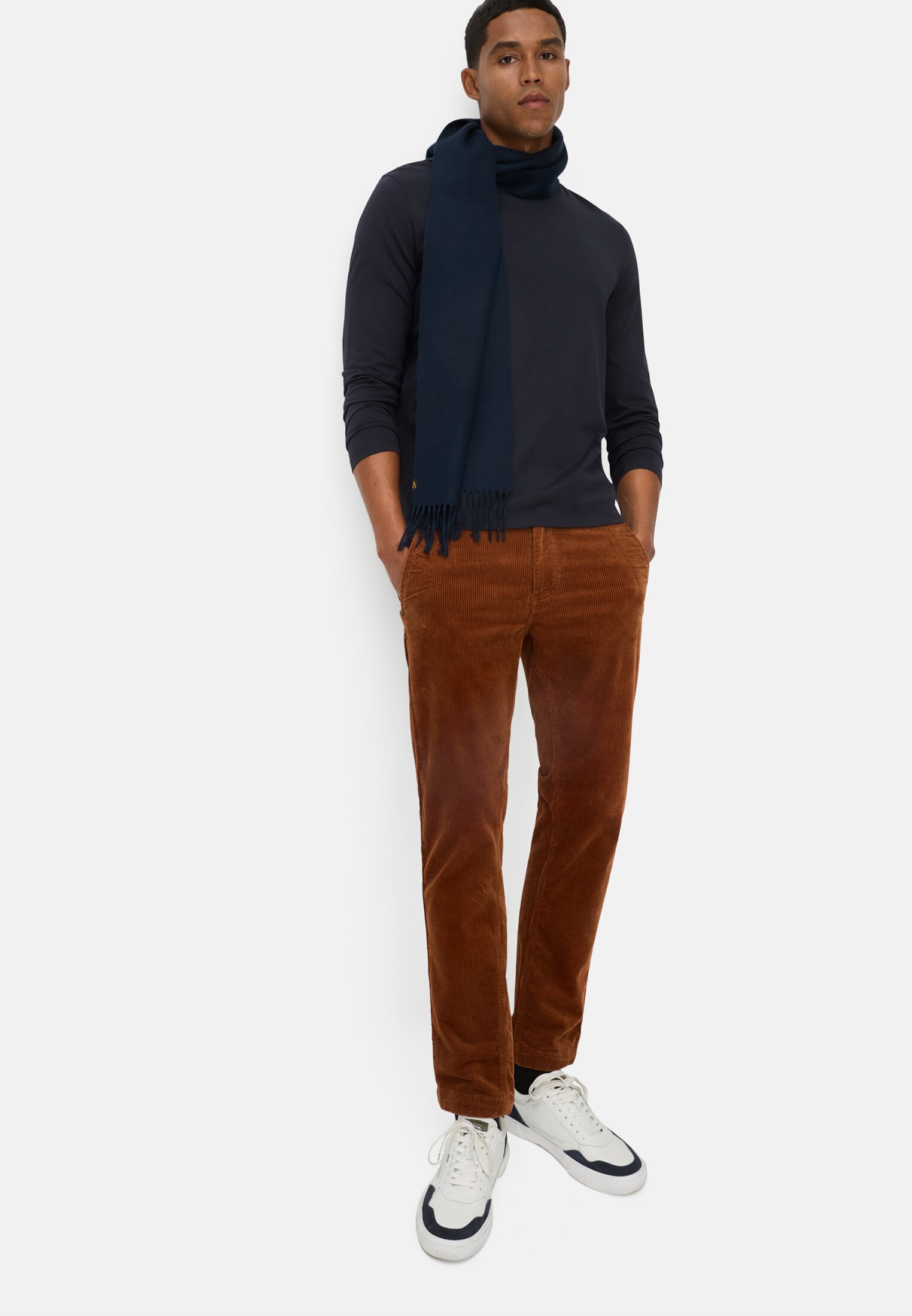 Men Regular fit corduroy chino trousers Cinnamon worn emotional