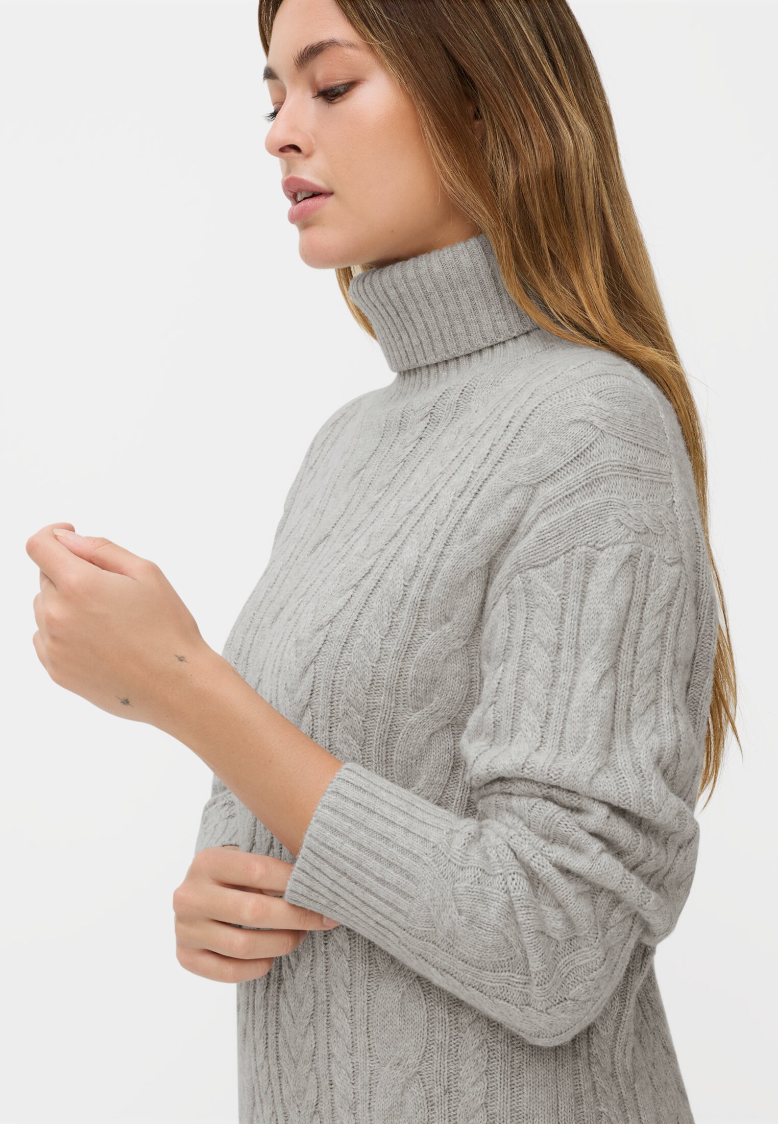 Damen Strickkleid mit Zopfstrickmuster Grau getragen emotional