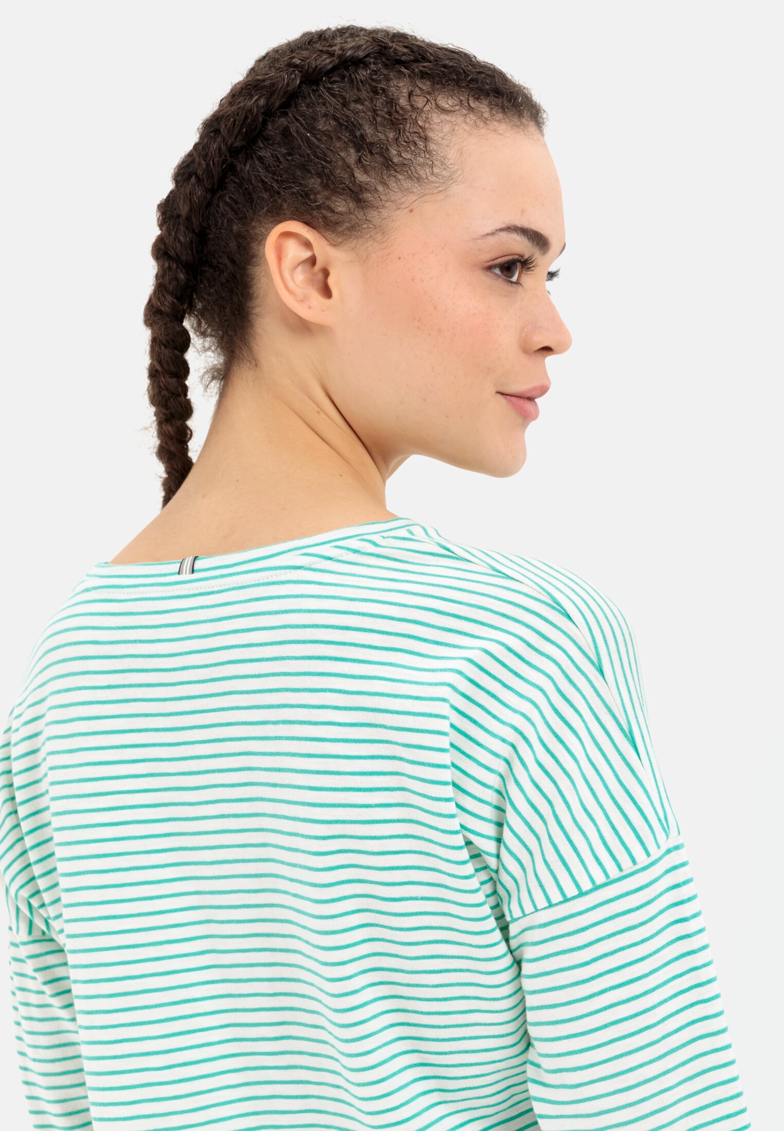 Damen Langarmshirt aus Organic Cotton Grün getragen detailliert nah