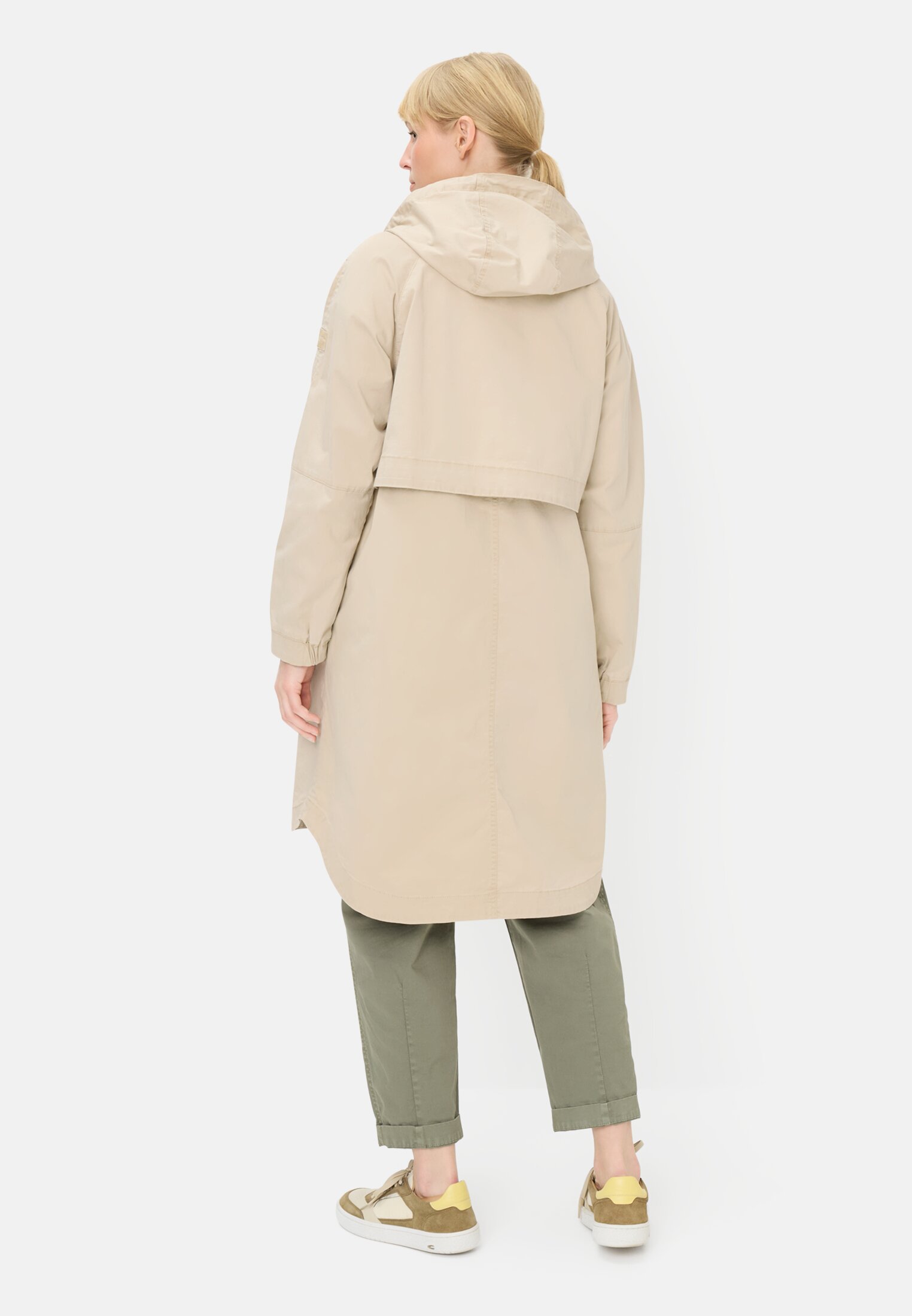Vrouwen Mantel met verstelbare capuchon Zand gedragen achter