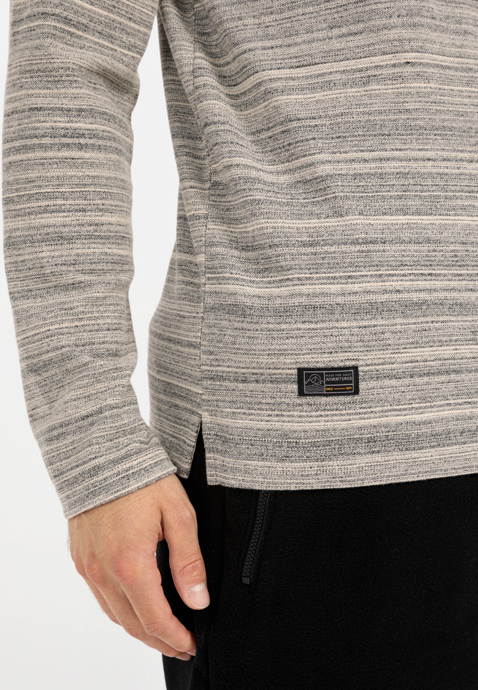 Men Long-sleeved polo shirt with cooling effect Creme worn detail close