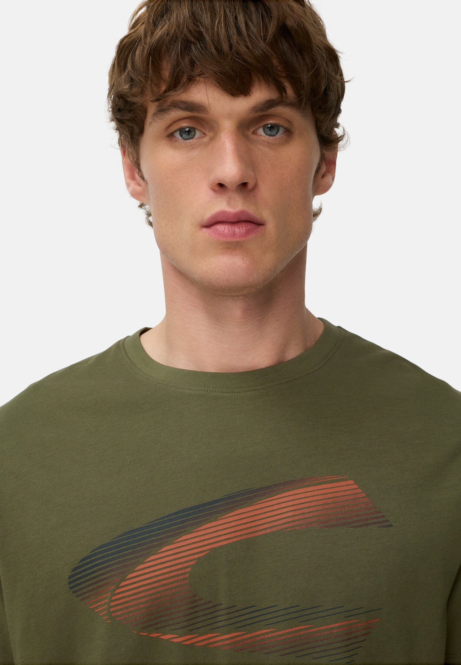 Herren T-Shirt mit Print aus nachhaltigem Organic Cotton Waldgrün getragen detailliert nah