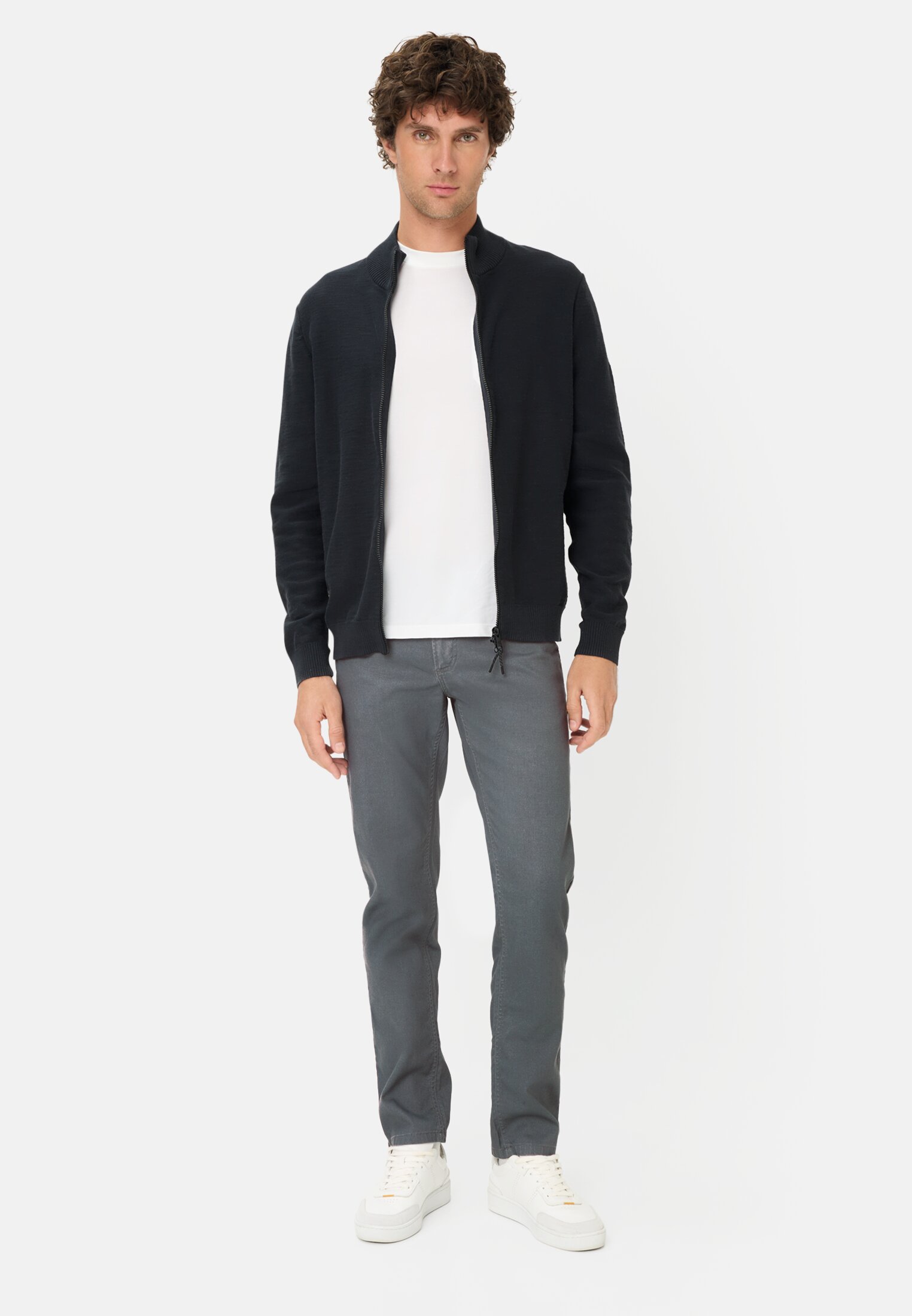 Herren Regular Fit 5-Pocket-Hose Wasserblau getragen vorne Ganzkörper