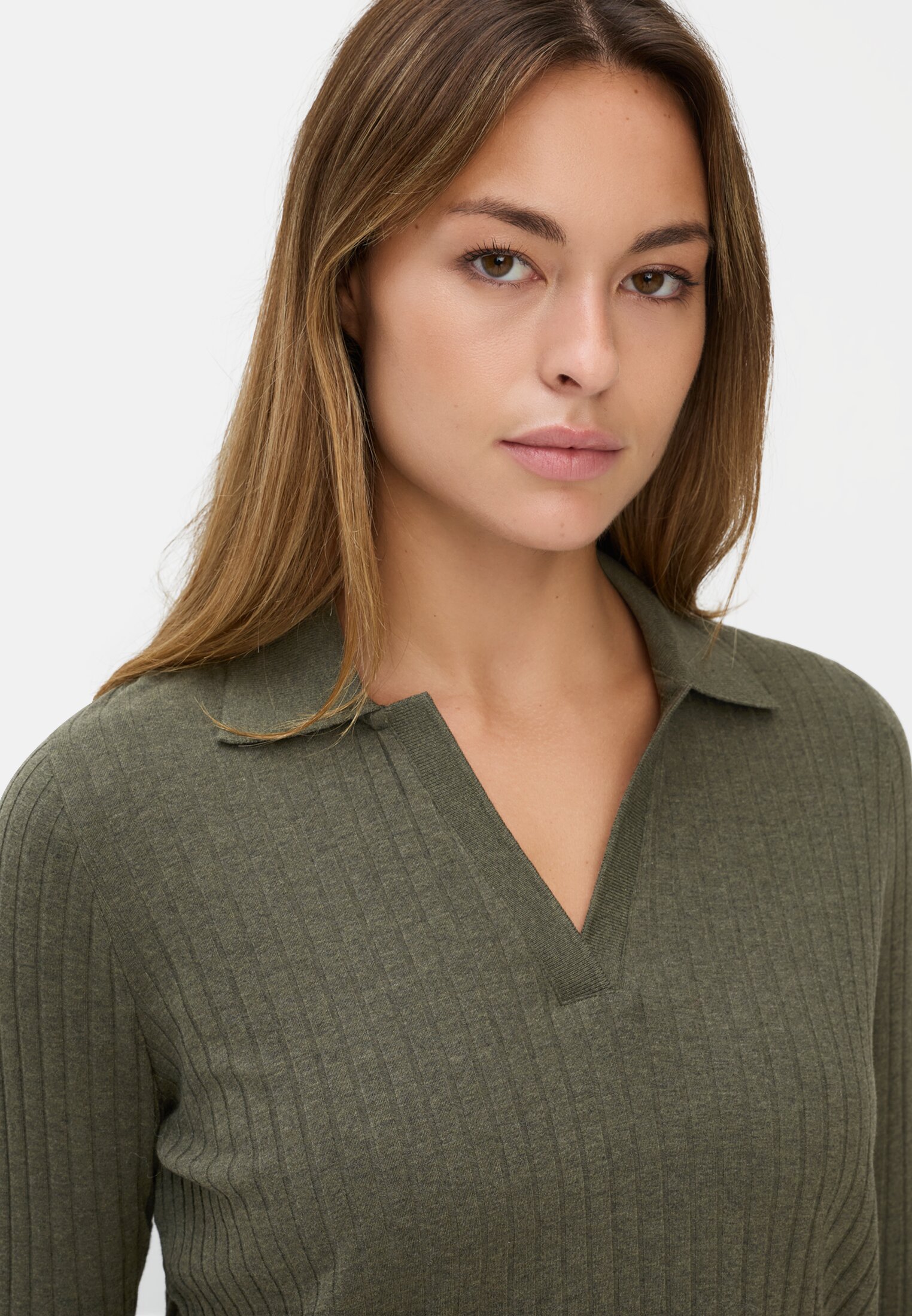 Damen Jersey-Shirt mit geripptem Kragen Dunkelgrün getragen detailliert nah