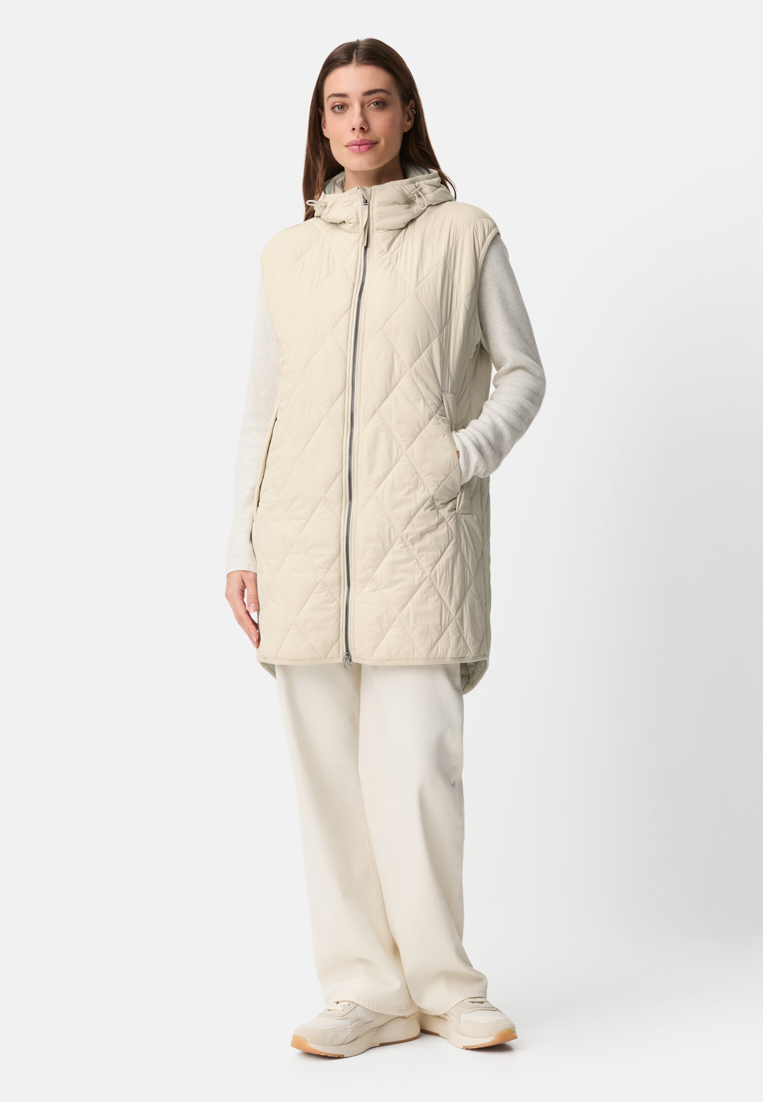 Damen Lange Weste mit Kapuze Eiche getragen vorne Ganzkörper