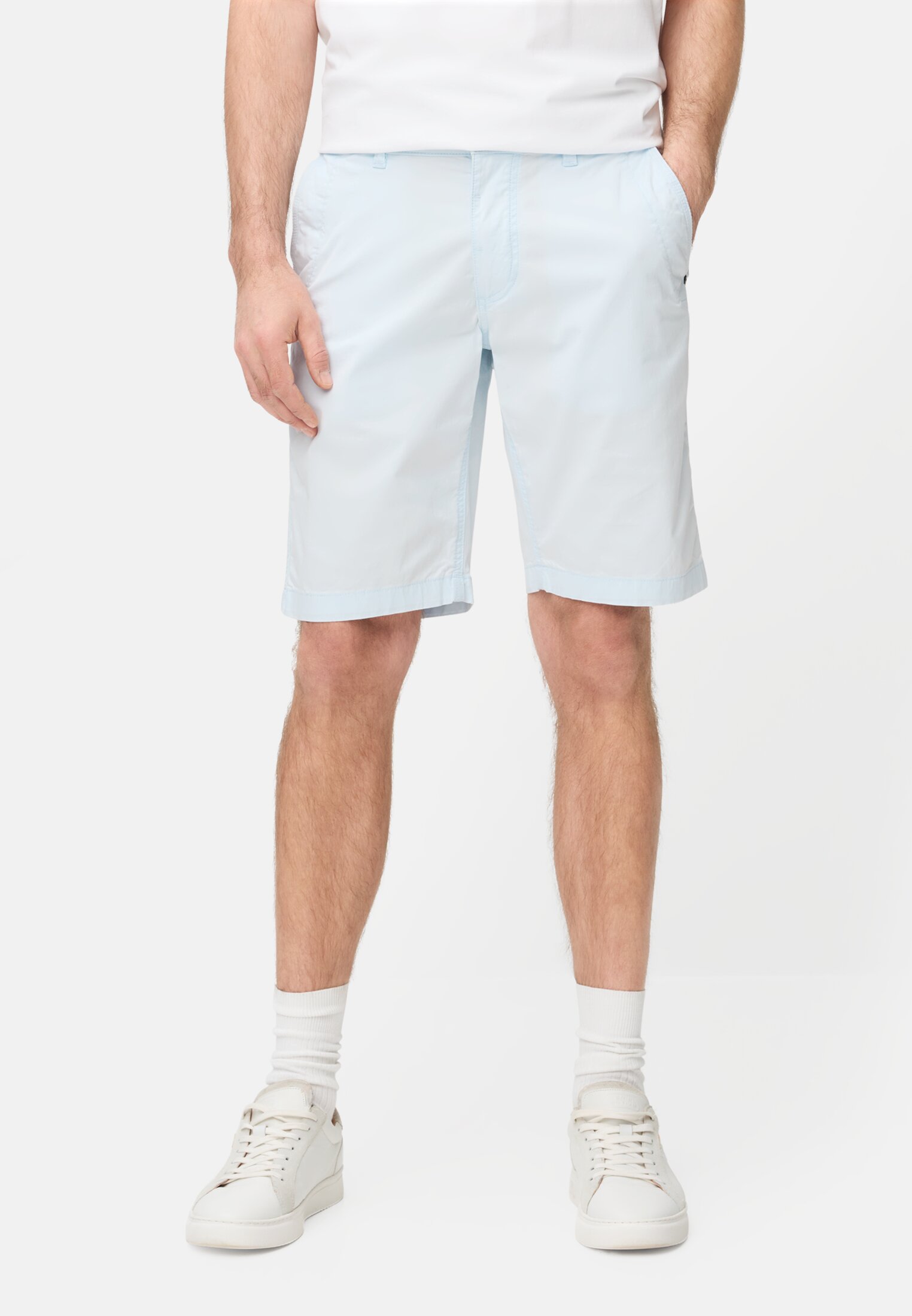 Herren Bermuda Shorts mit Reißverschluss Himmelblau getragen vorn