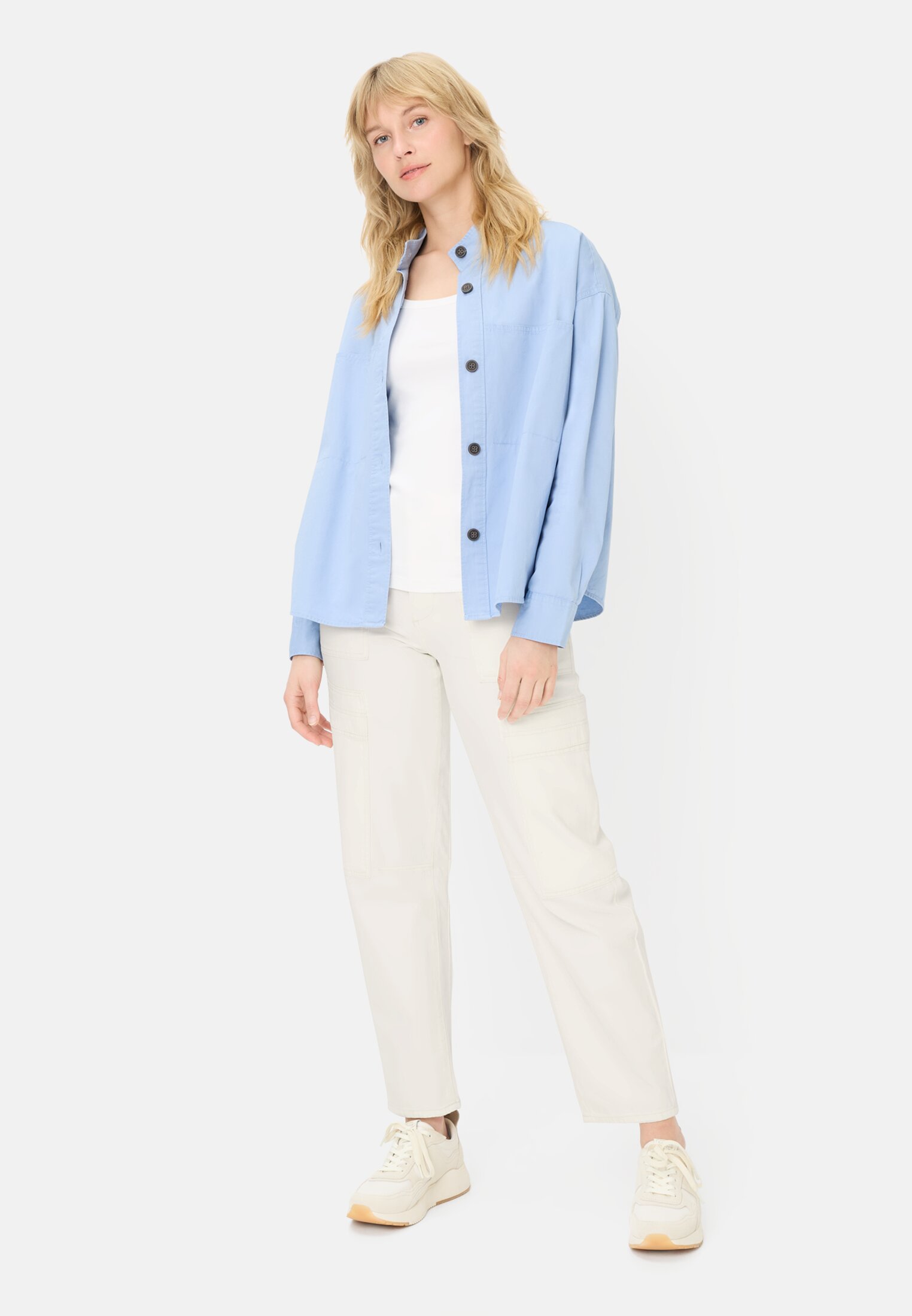 Damen Loose Fit Denim mit Cargotaschen Milchweiß getragen vorne Ganzkörper