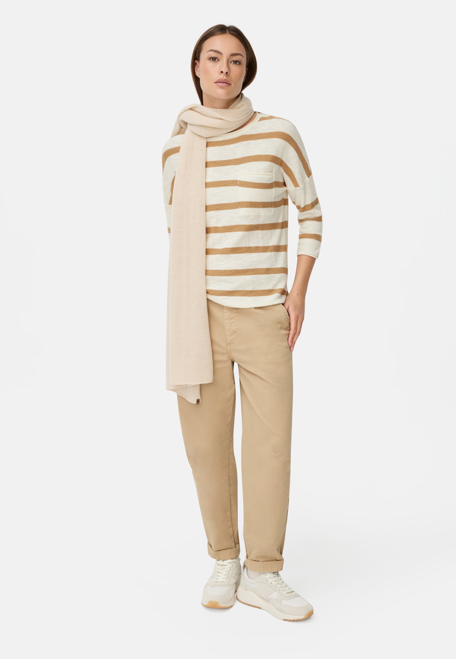 Damen Boxy Strickpullover mit 3/4-Ärmeln Milchweiß getragen vorne Ganzkörper